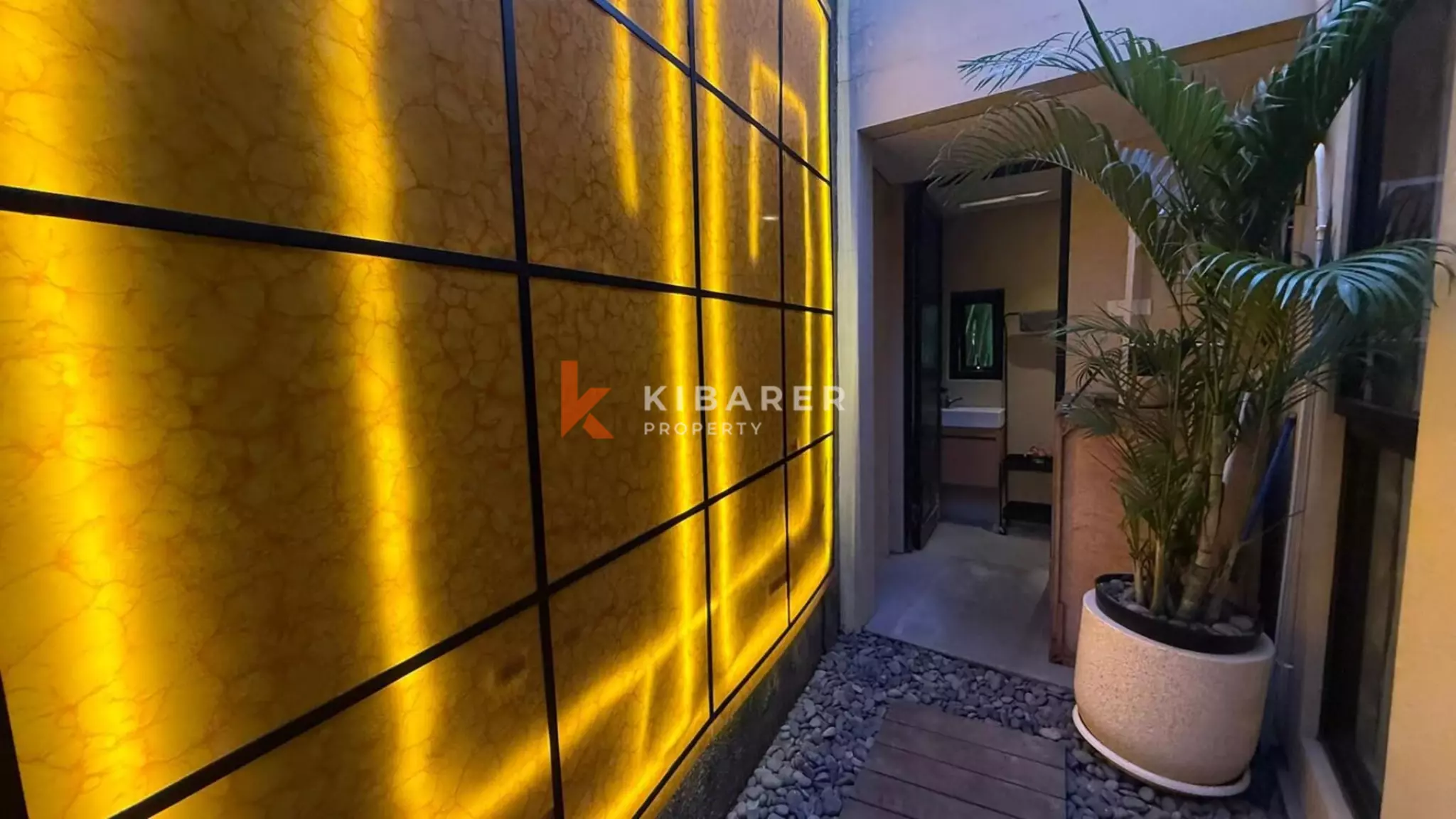 Hunian Tropis yang Estetis – Vila Lima Kamar Tidur dengan Jacuzzi di Kayu Tulang