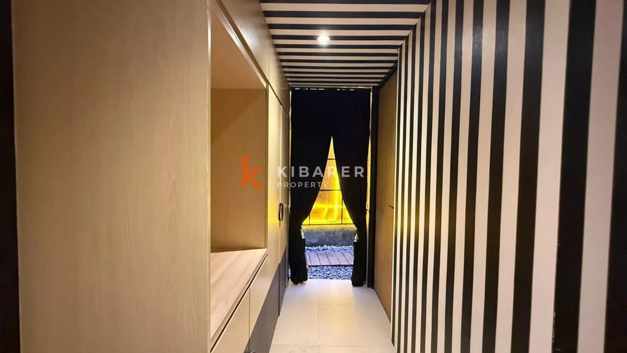 Hunian Tropis yang Estetis – Vila Lima Kamar Tidur dengan Jacuzzi di Kayu Tulang