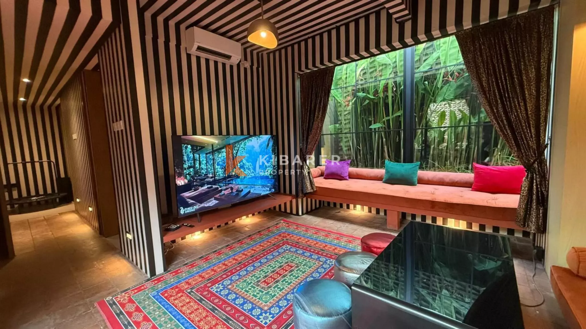 Hunian Tropis yang Estetis – Vila Lima Kamar Tidur dengan Jacuzzi di Kayu Tulang