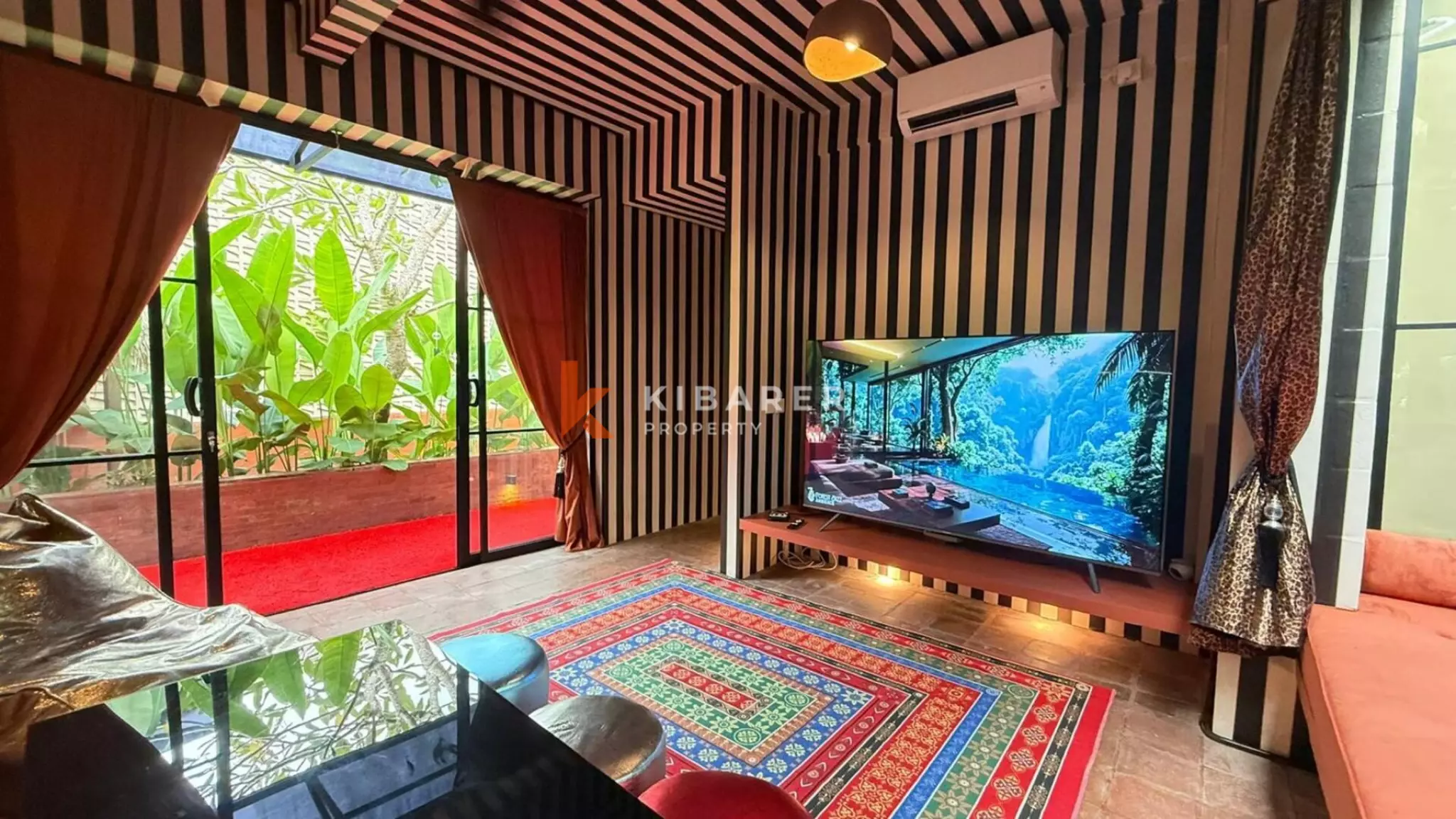 Hunian Tropis yang Estetis – Vila Lima Kamar Tidur dengan Jacuzzi di Kayu Tulang