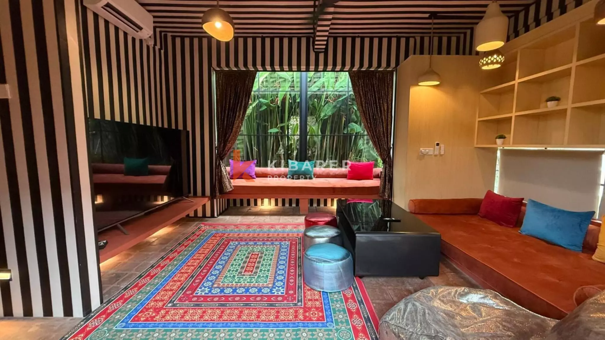 Hunian Tropis yang Estetis – Vila Lima Kamar Tidur dengan Jacuzzi di Kayu Tulang
