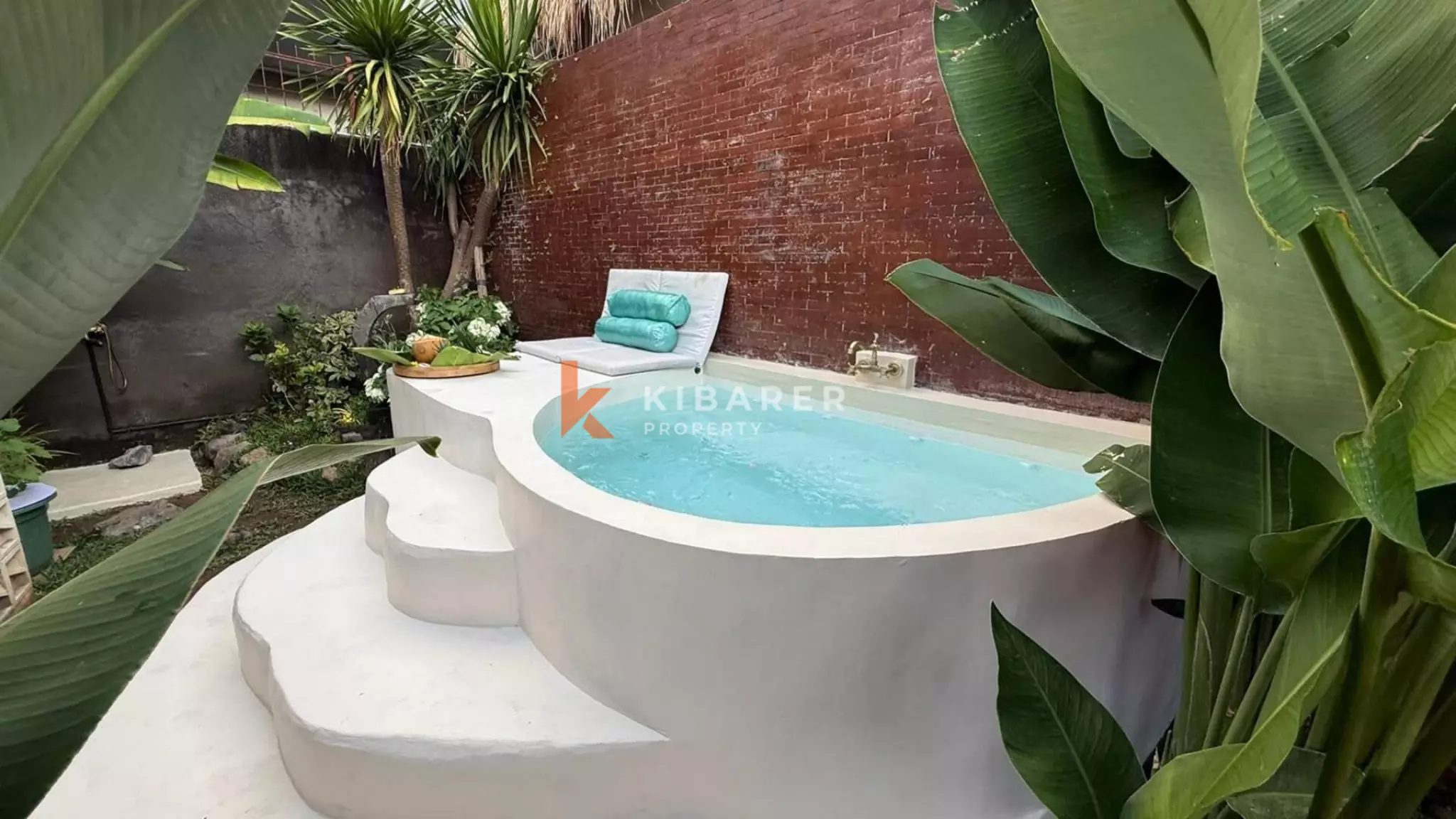 Hunian Tropis yang Estetis – Vila Lima Kamar Tidur dengan Jacuzzi di Kayu Tulang