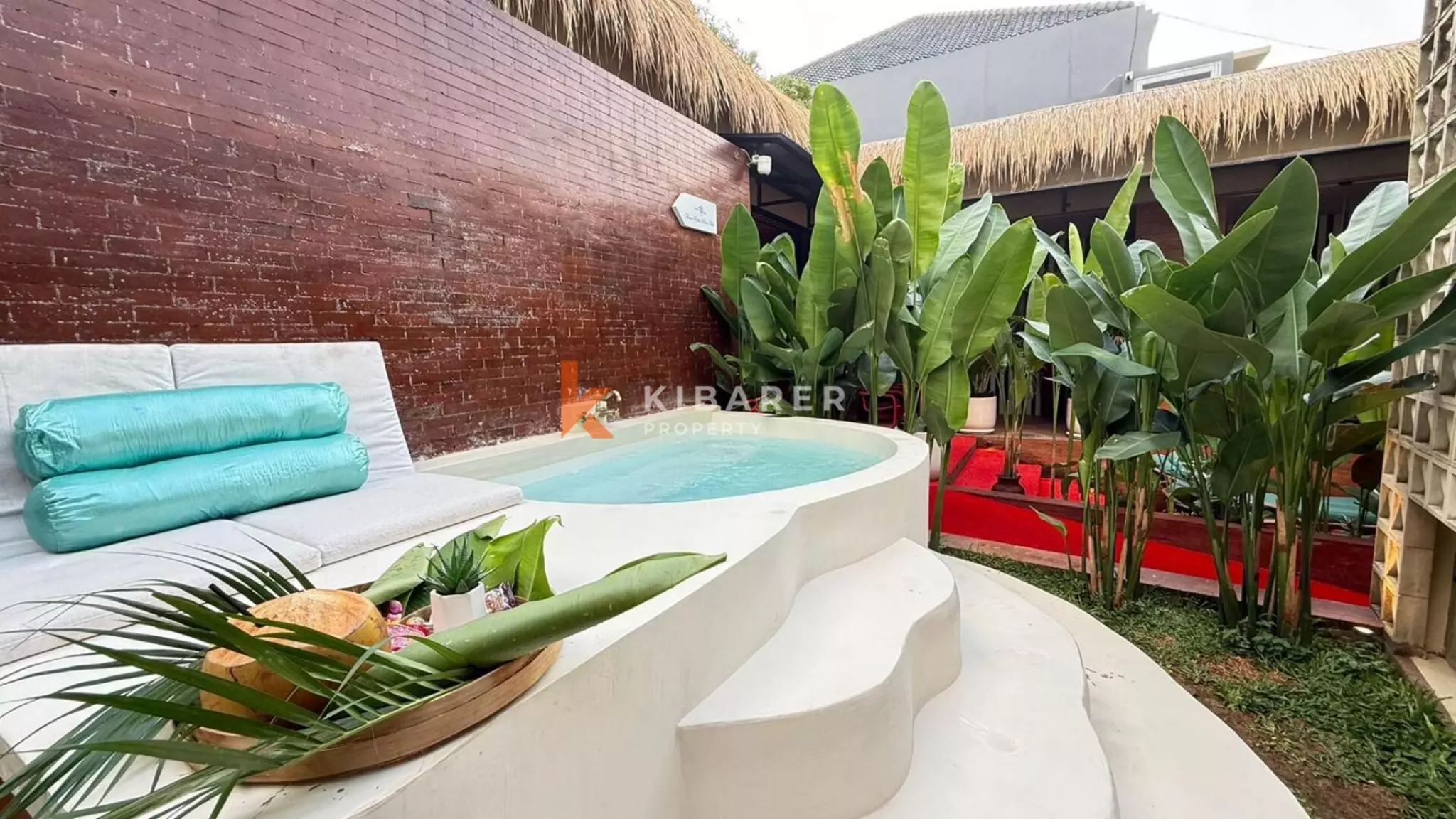 Hunian Tropis yang Estetis – Vila Lima Kamar Tidur dengan Jacuzzi di Kayu Tulang