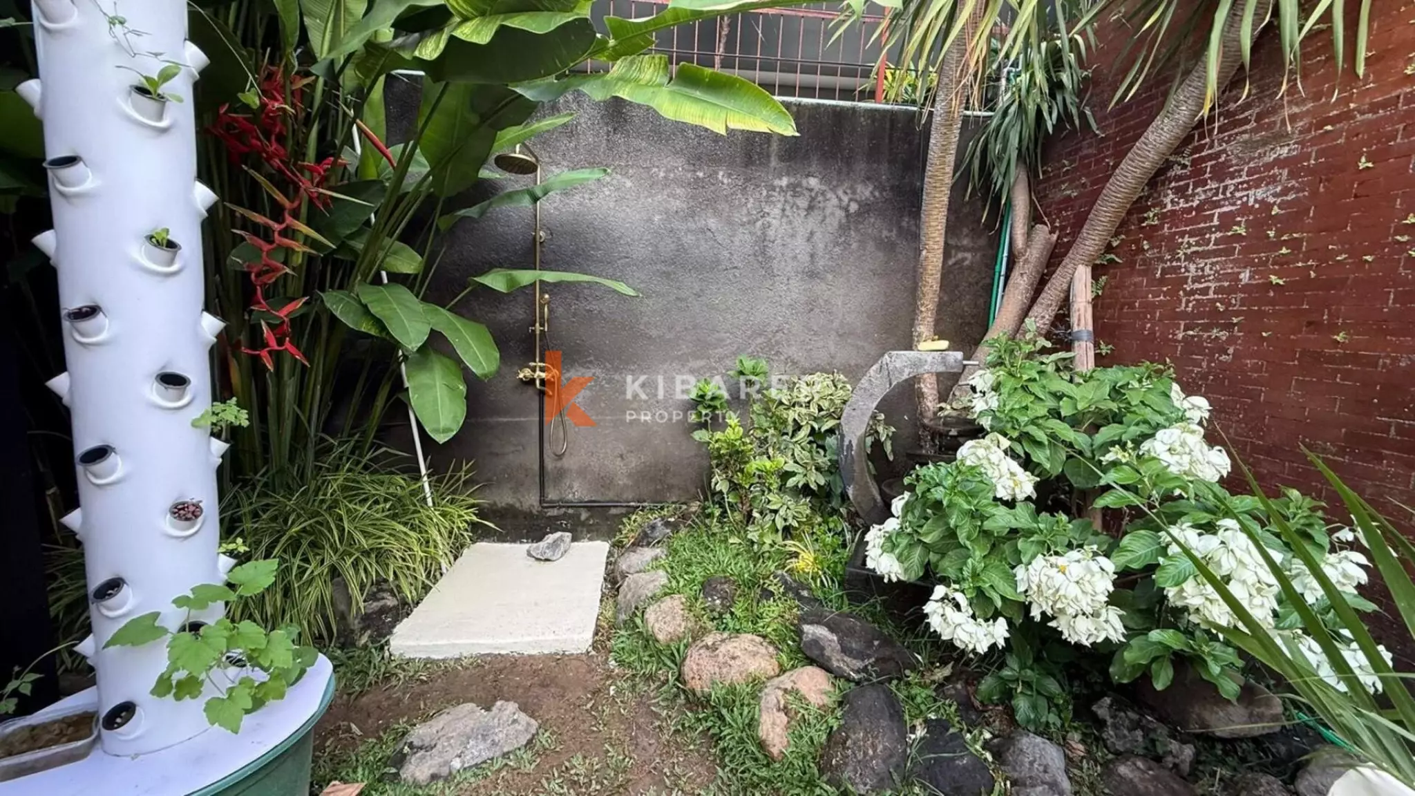 Hunian Tropis yang Estetis – Vila Lima Kamar Tidur dengan Jacuzzi di Kayu Tulang