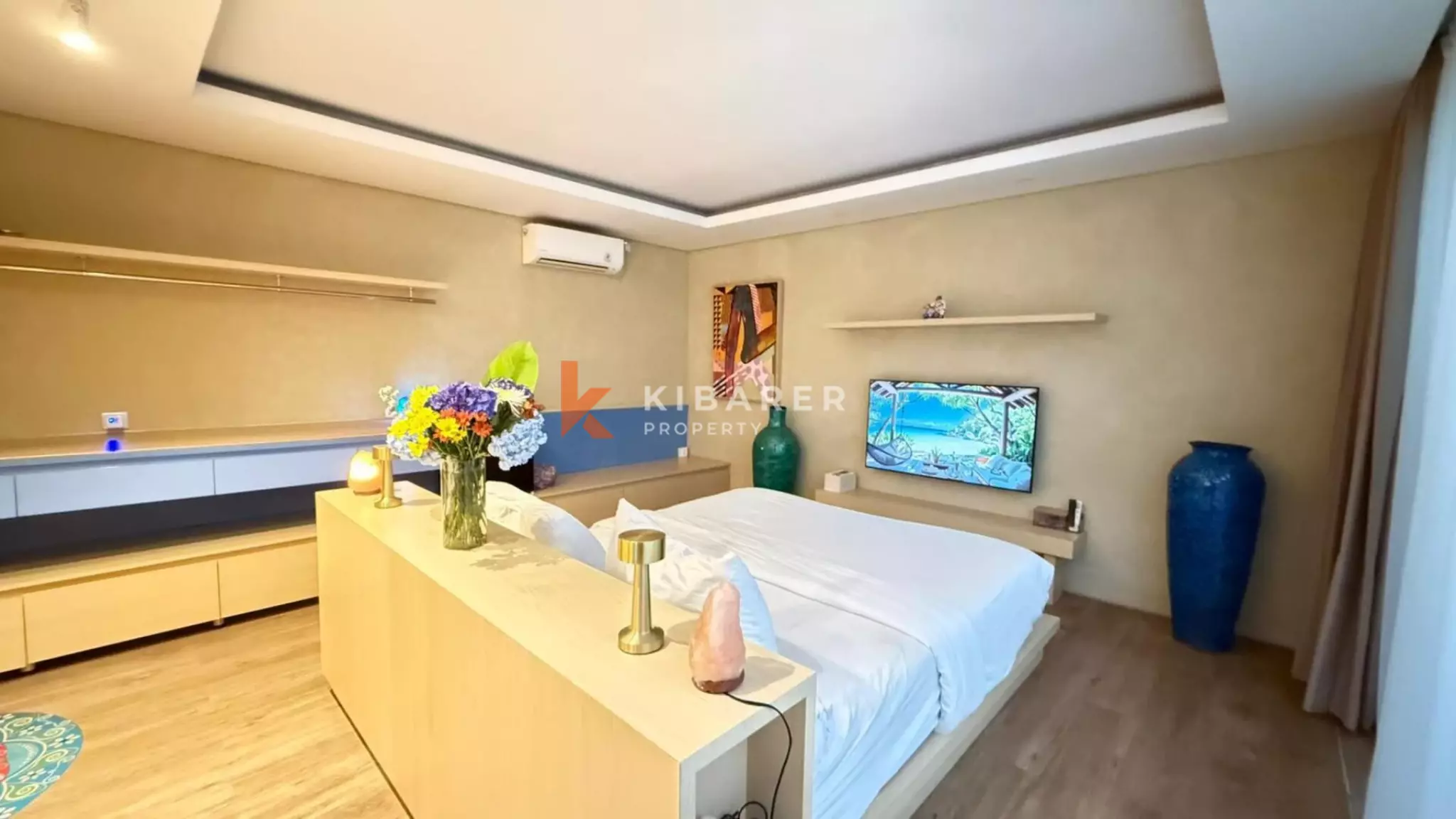 Hunian Tropis yang Estetis – Vila Lima Kamar Tidur dengan Jacuzzi di Kayu Tulang