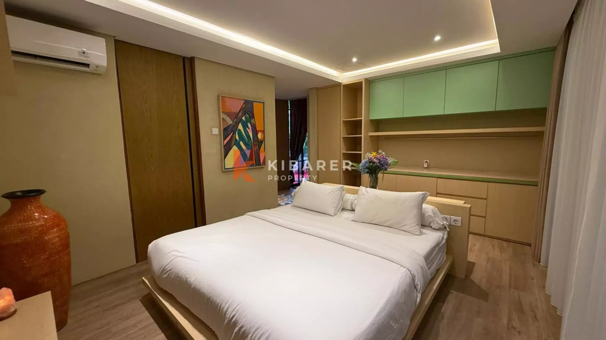 Hunian Tropis yang Estetis – Vila Lima Kamar Tidur dengan Jacuzzi di Kayu Tulang