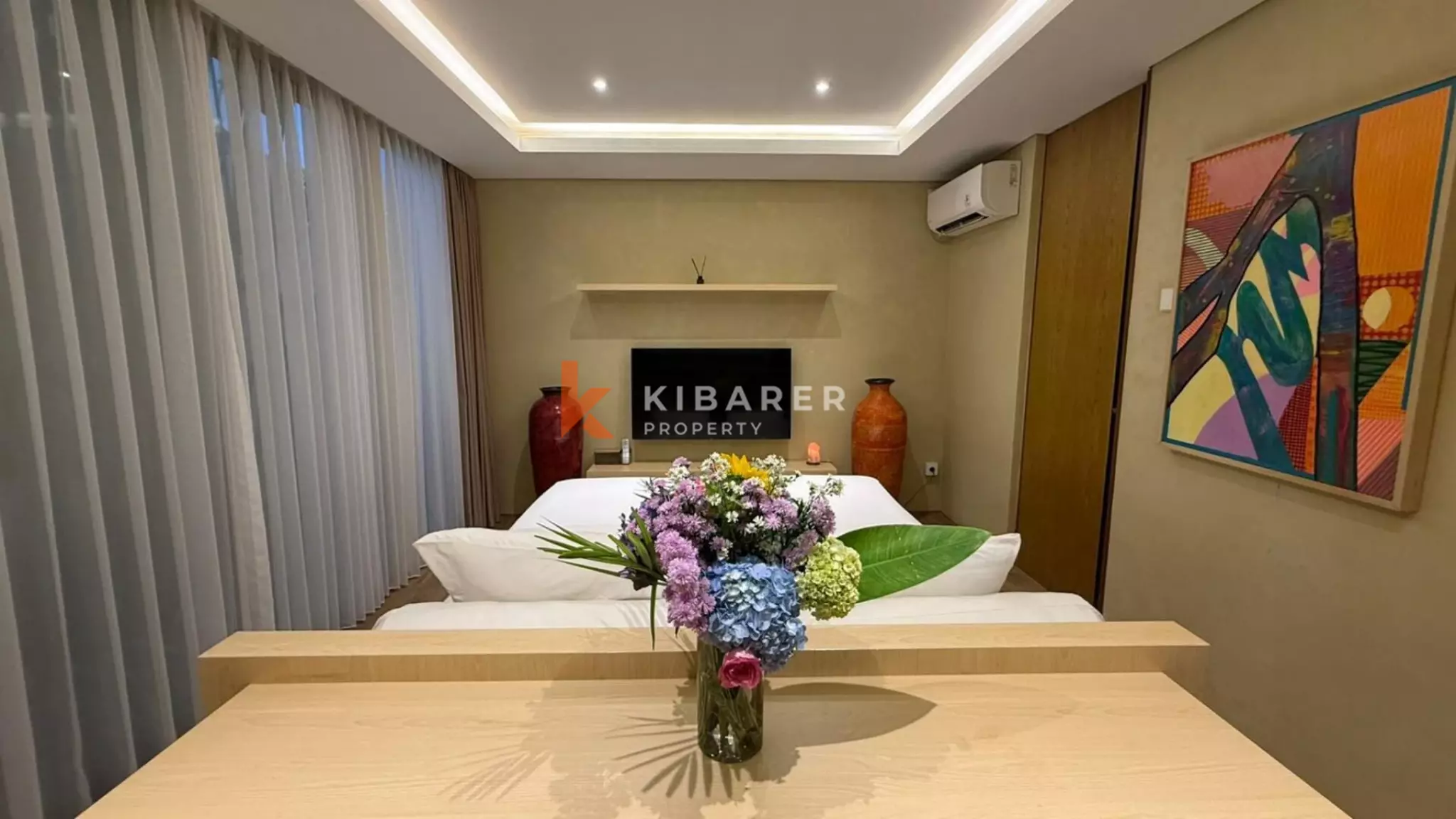 Hunian Tropis yang Estetis – Vila Lima Kamar Tidur dengan Jacuzzi di Kayu Tulang