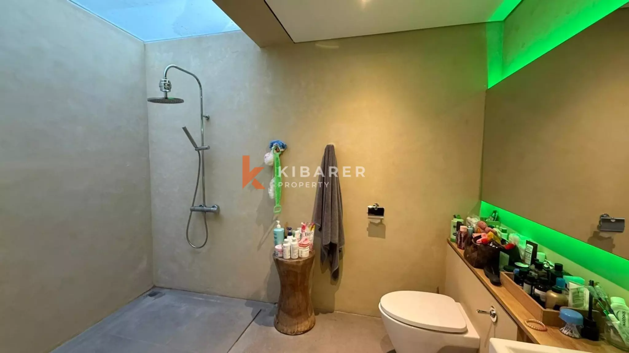 Hunian Tropis yang Estetis – Vila Lima Kamar Tidur dengan Jacuzzi di Kayu Tulang