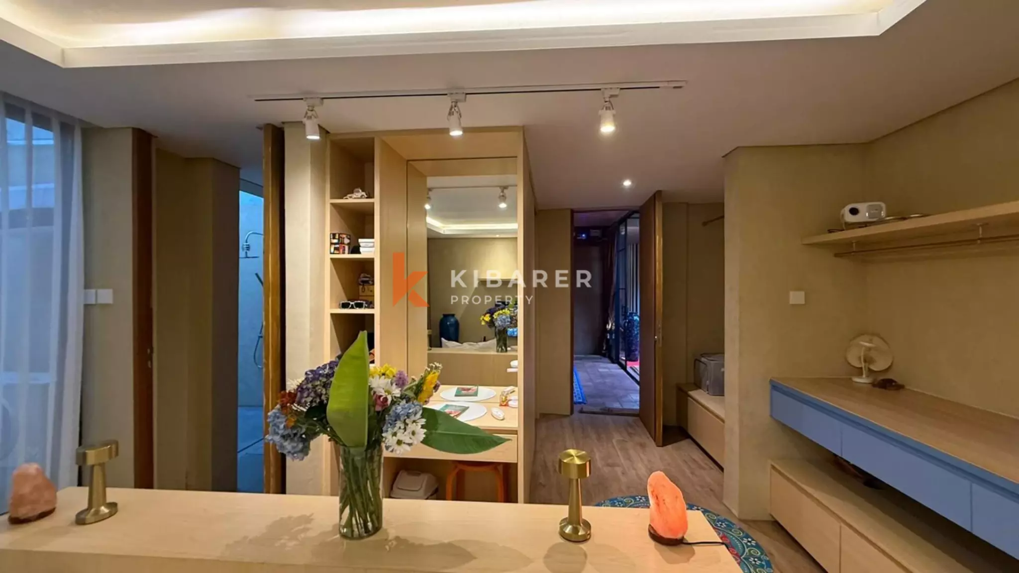 Hunian Tropis yang Estetis – Vila Lima Kamar Tidur dengan Jacuzzi di Kayu Tulang