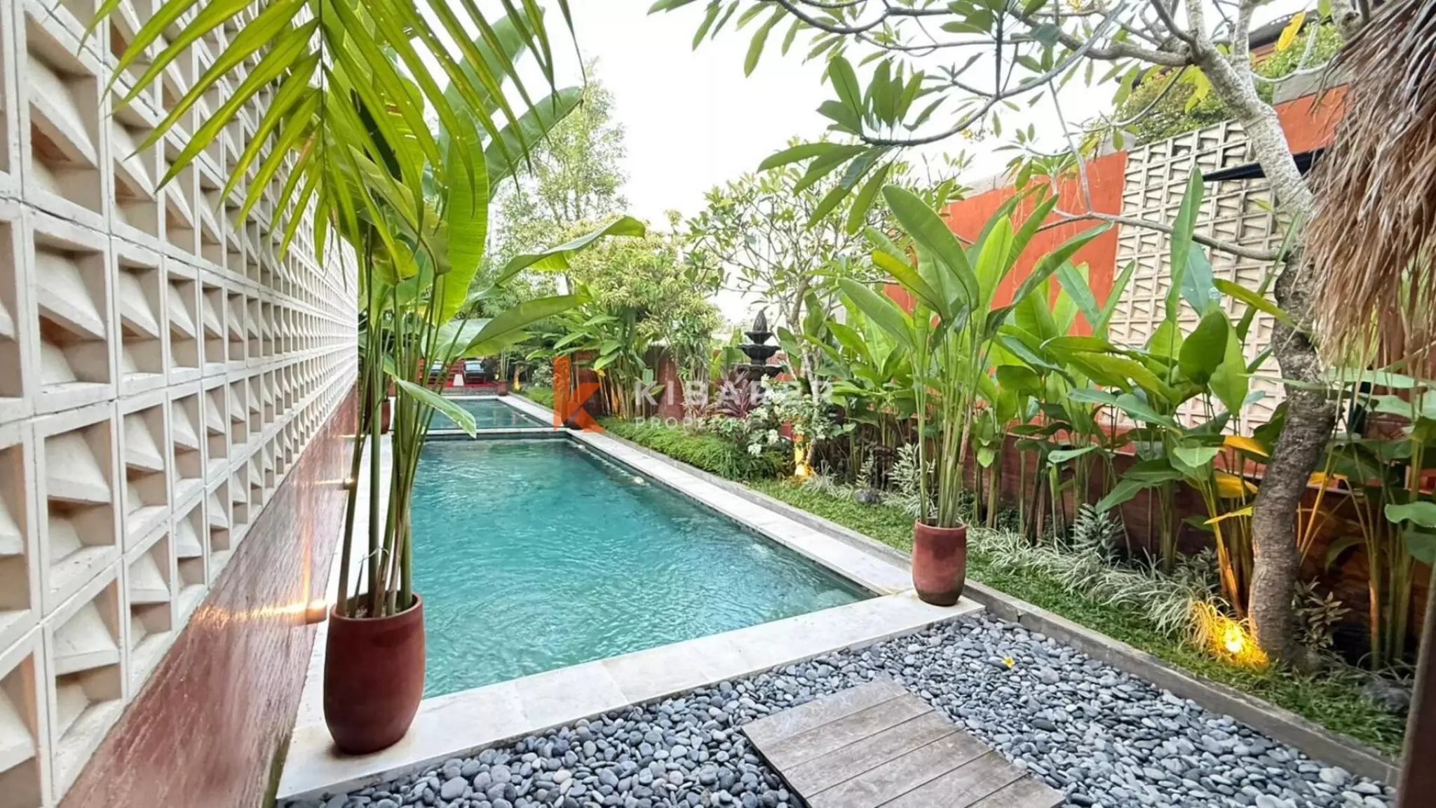 Hunian Tropis yang Estetis – Vila Lima Kamar Tidur dengan Jacuzzi di Kayu Tulang