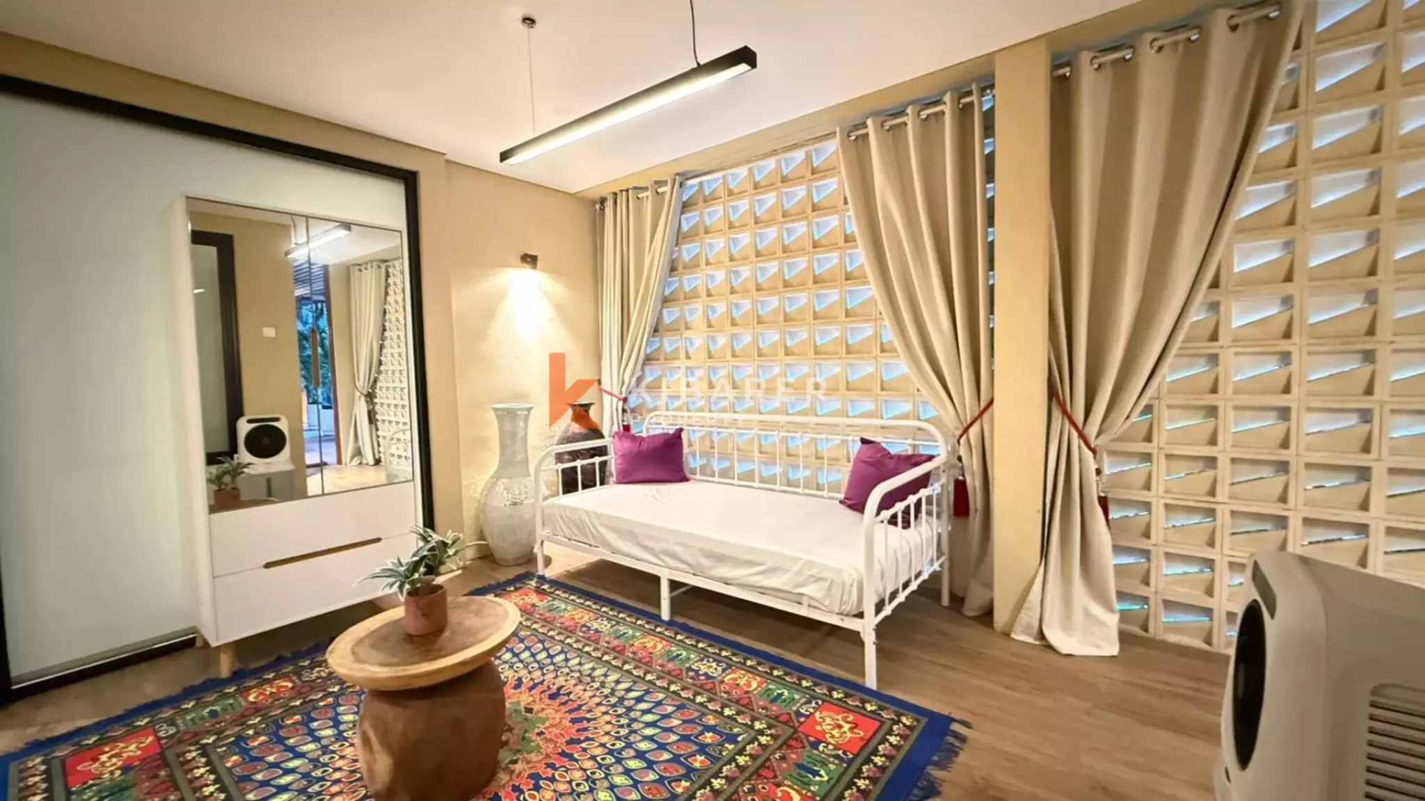 Hunian Tropis yang Estetis – Vila Lima Kamar Tidur dengan Jacuzzi di Kayu Tulang