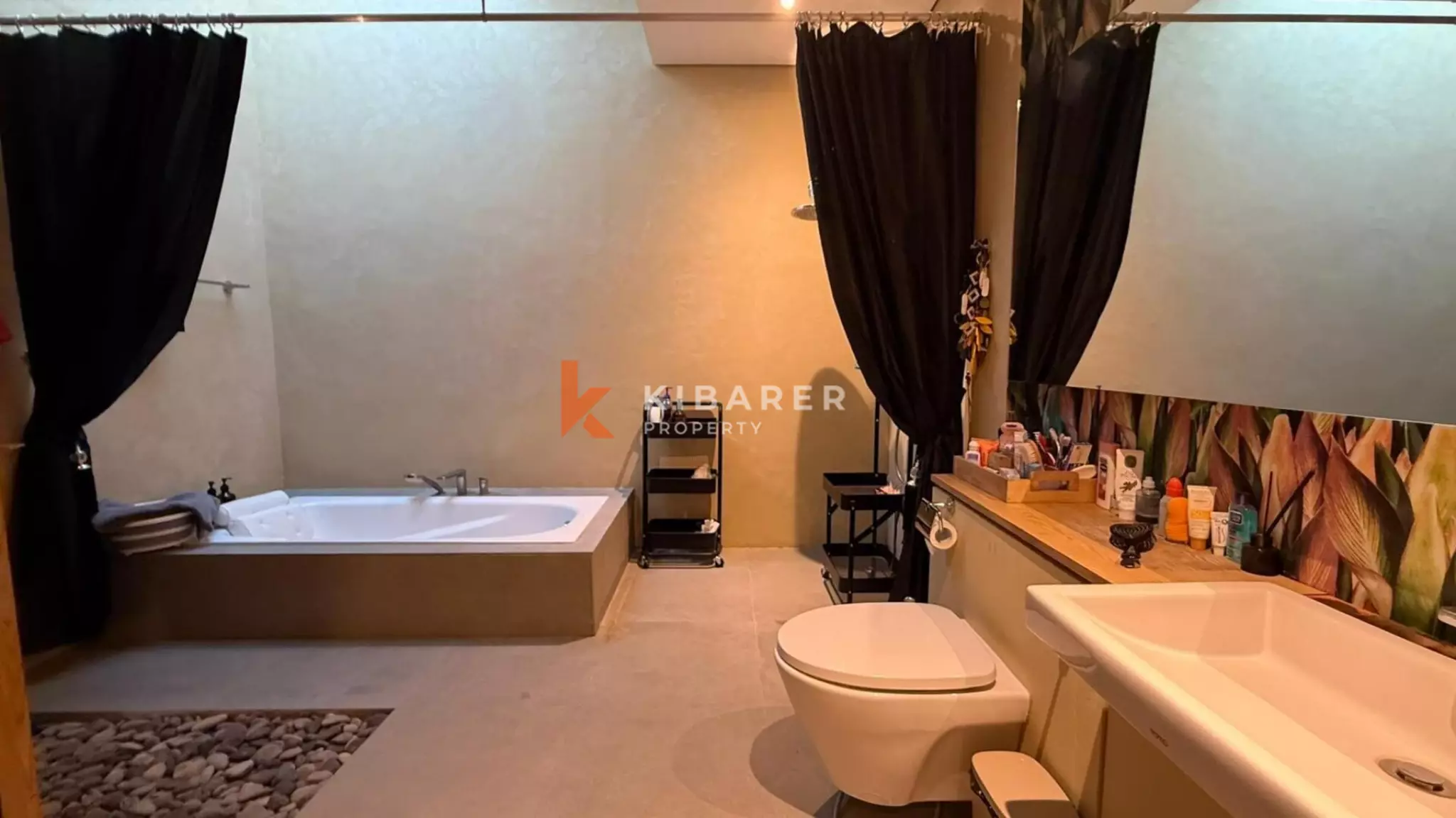 Hunian Tropis yang Estetis – Vila Lima Kamar Tidur dengan Jacuzzi di Kayu Tulang