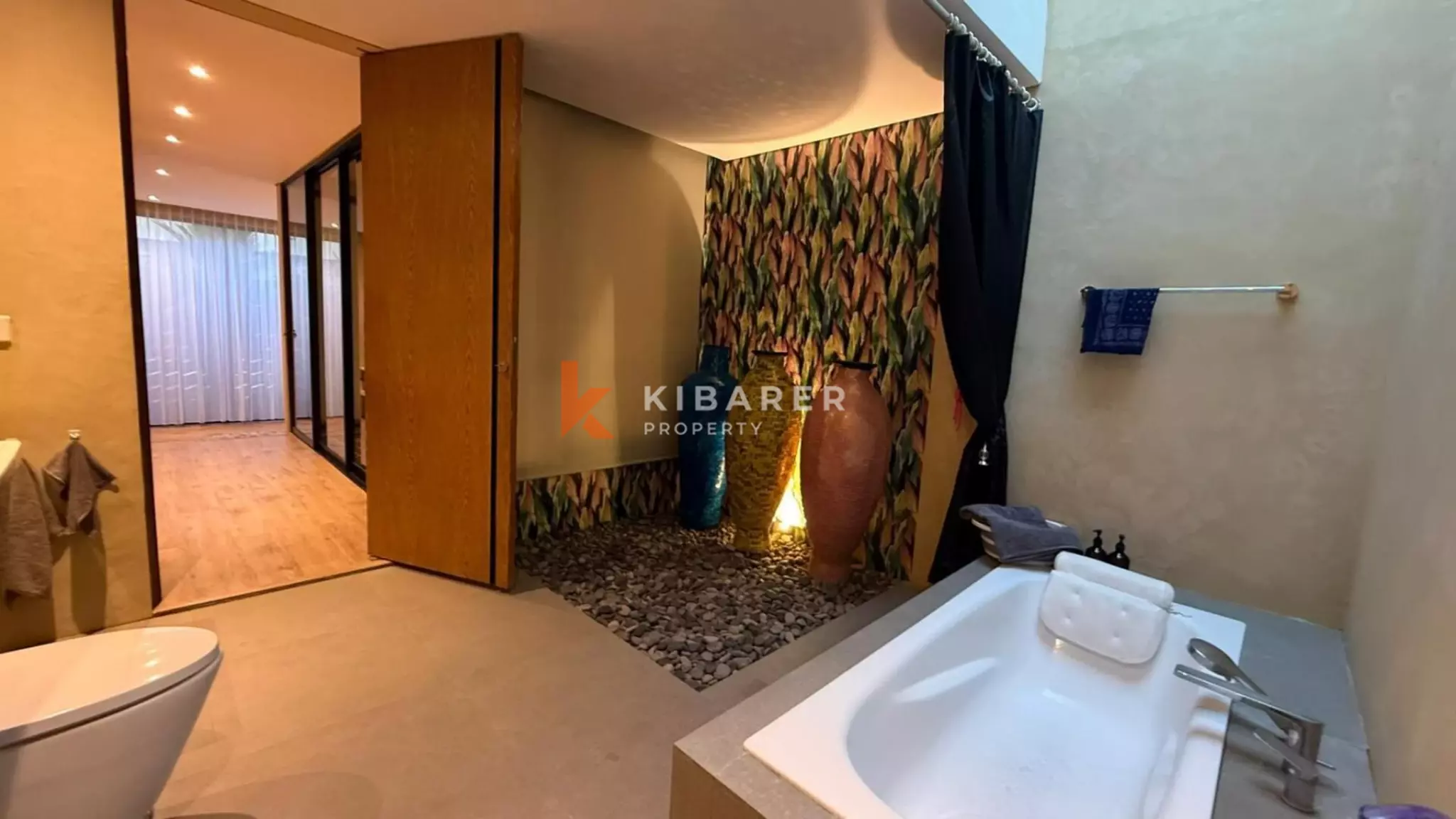 Hunian Tropis yang Estetis – Vila Lima Kamar Tidur dengan Jacuzzi di Kayu Tulang