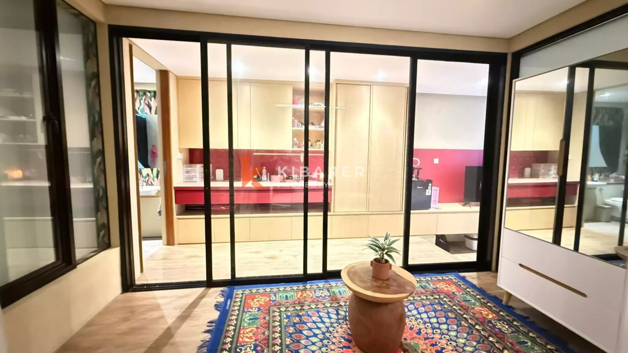 Hunian Tropis yang Estetis – Vila Lima Kamar Tidur dengan Jacuzzi di Kayu Tulang