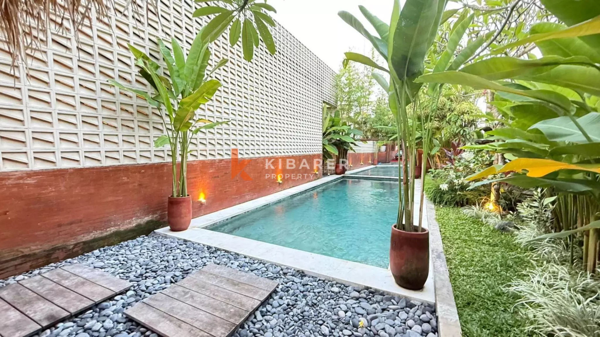 Hunian Tropis yang Estetis – Vila Lima Kamar Tidur dengan Jacuzzi di Kayu Tulang