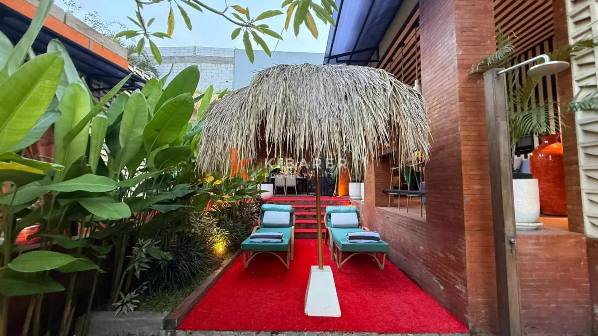 Hunian Tropis yang Estetis – Vila Lima Kamar Tidur dengan Jacuzzi di Kayu Tulang