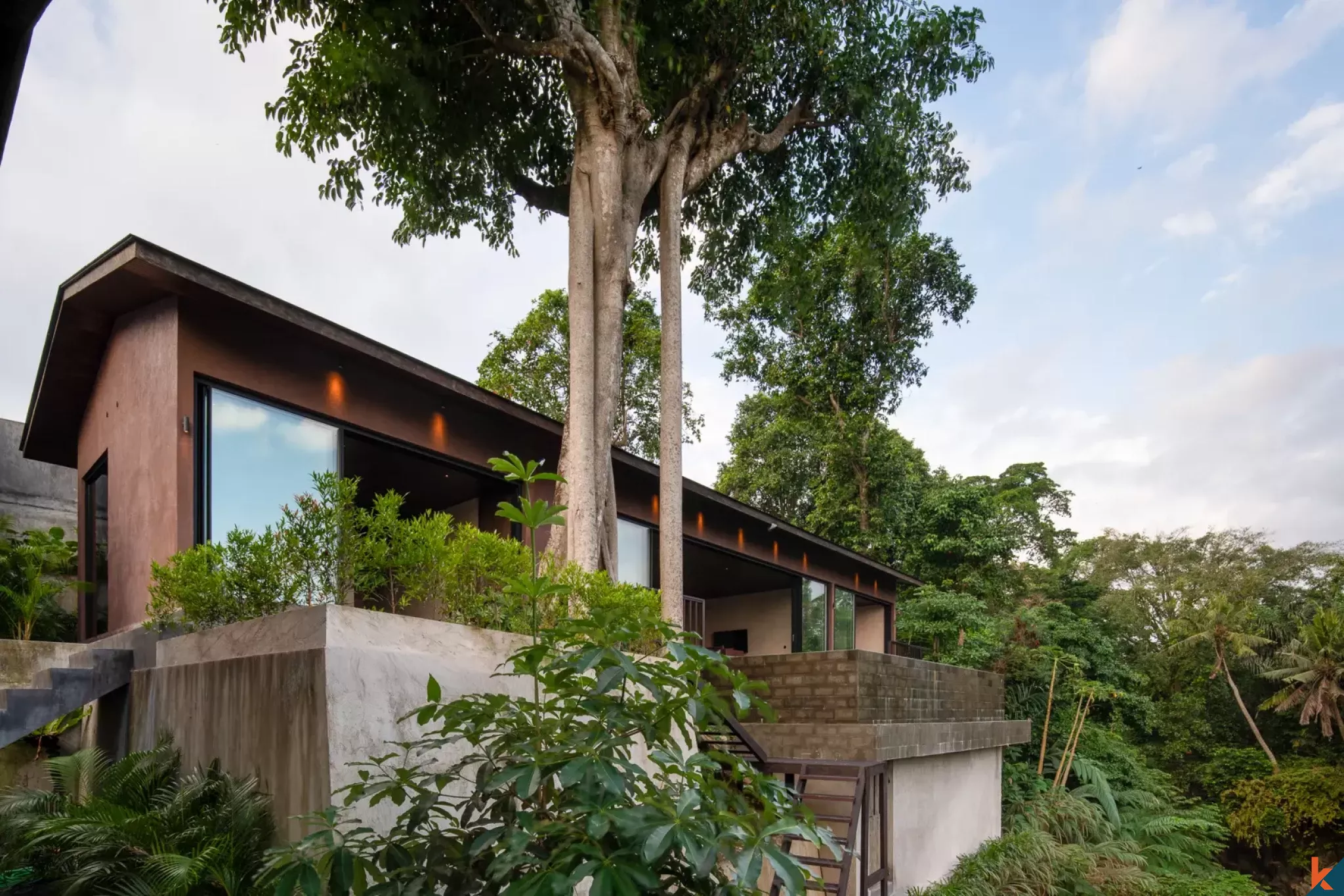Properti baru dengan empat kamar tidur berstatus hak sewa menghadap hutan di Kaba Kaba