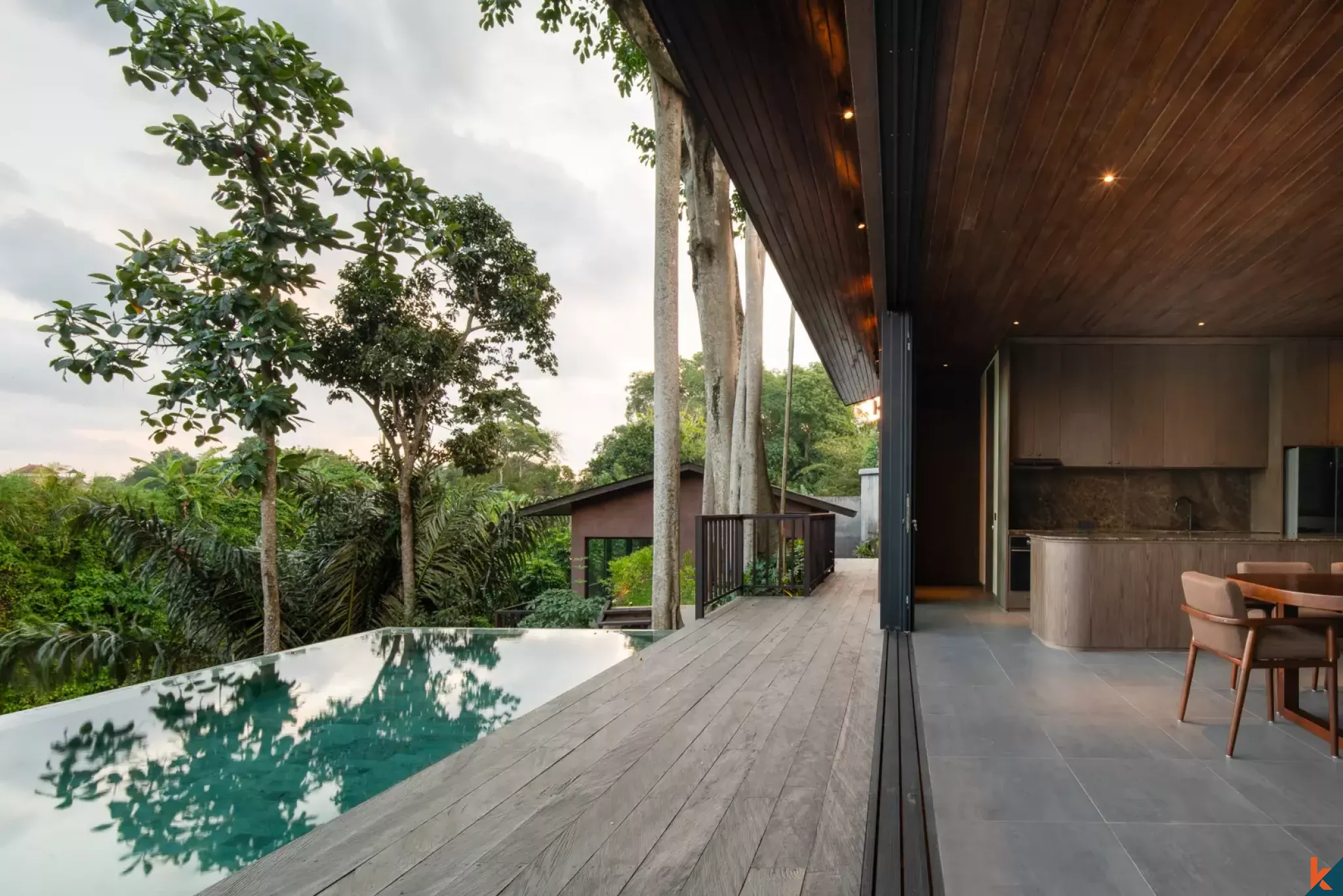Properti baru dengan empat kamar tidur berstatus hak sewa menghadap hutan di Kaba Kaba