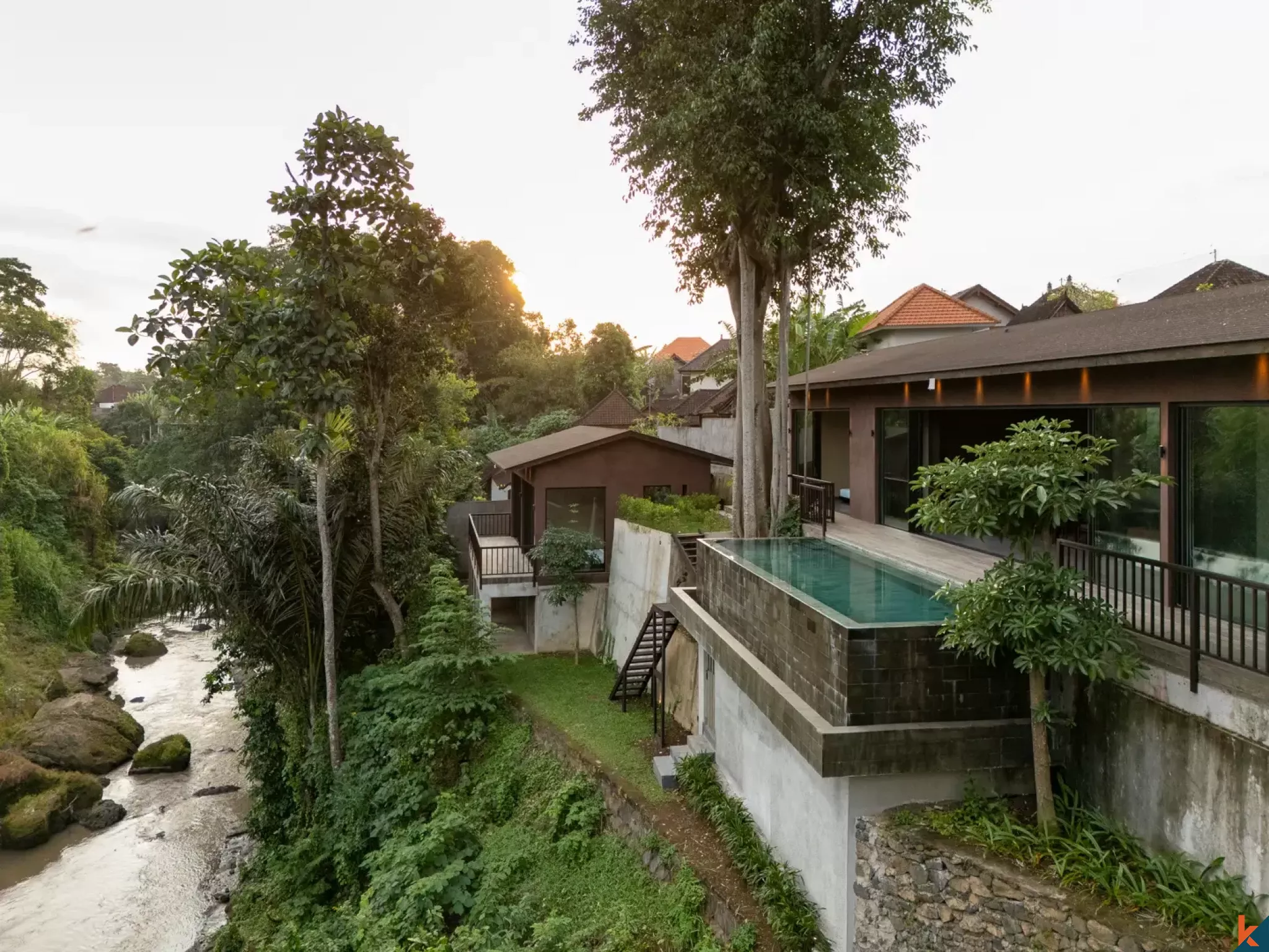 Properti baru dengan empat kamar tidur berstatus hak sewa menghadap hutan di Kaba Kaba