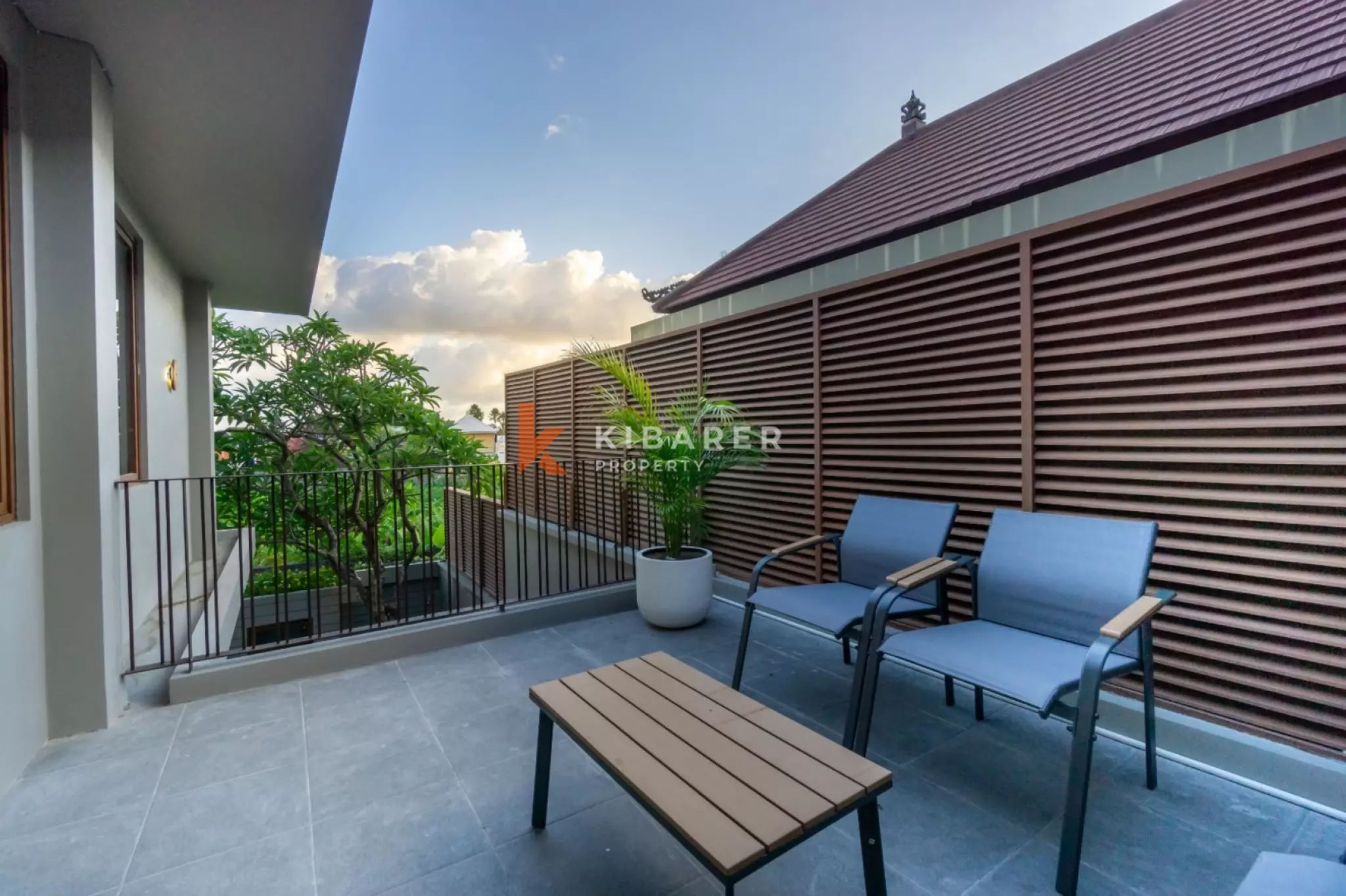 Vila Modern Tiga Kamar Tidur dengan Perabotan Menawan di Kerobokan