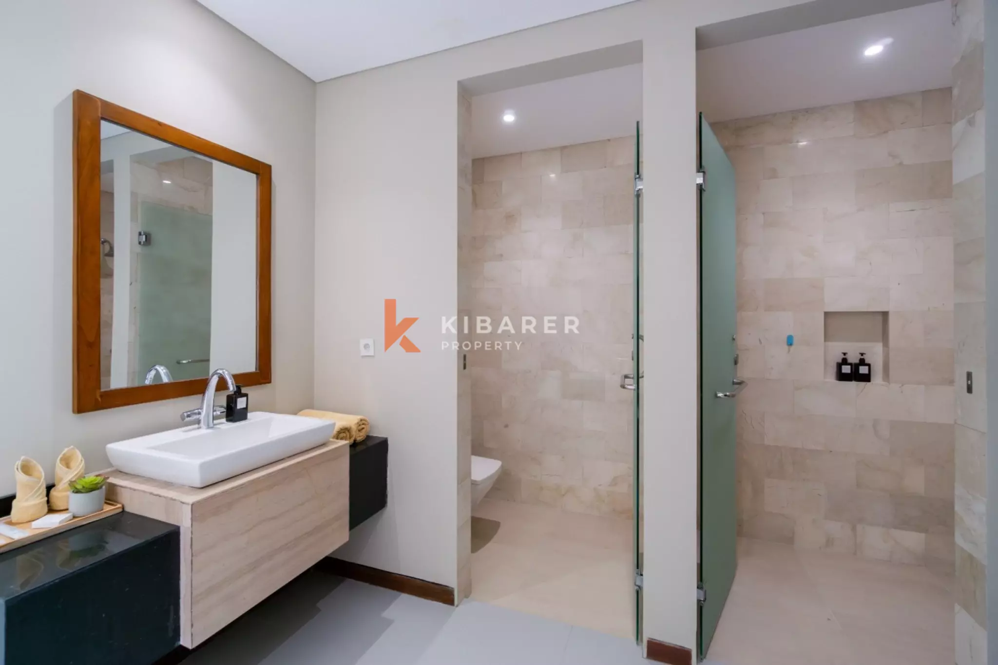 Vila Modern Tiga Kamar Tidur dengan Perabotan Menawan di Kerobokan