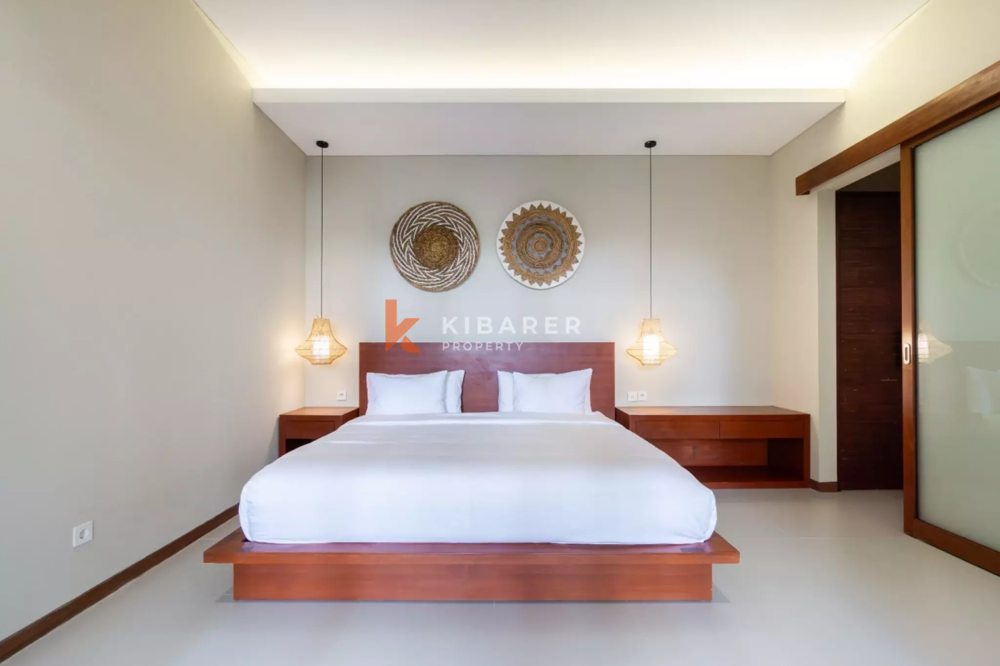 Vila Modern Tiga Kamar Tidur dengan Perabotan Menawan di Kerobokan