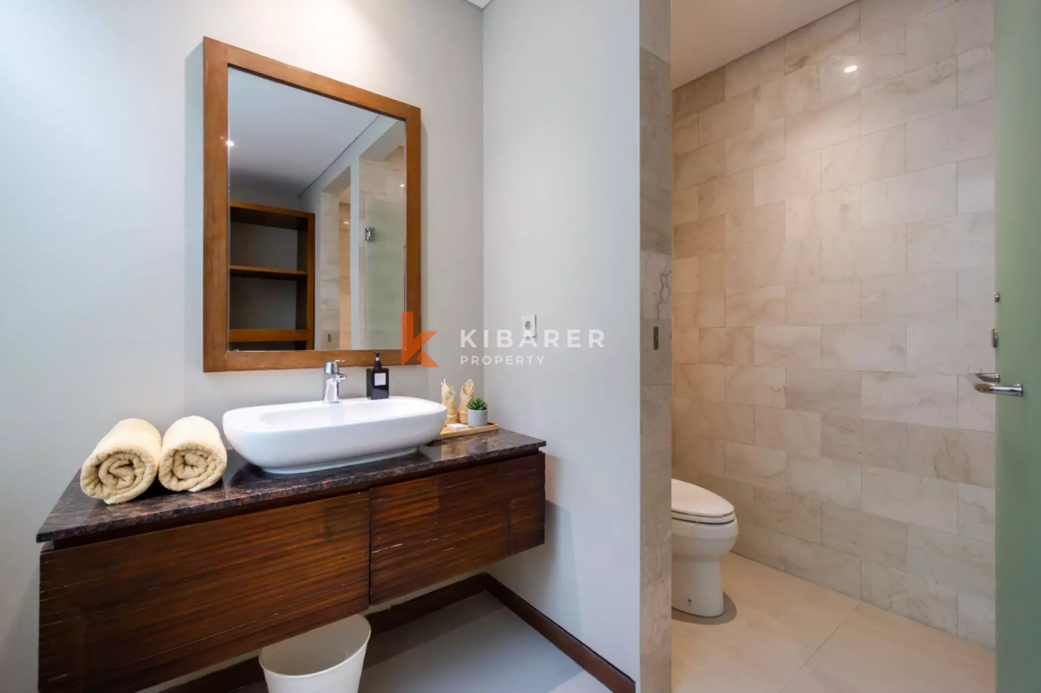 Vila Modern Tiga Kamar Tidur dengan Perabotan Menawan di Kerobokan