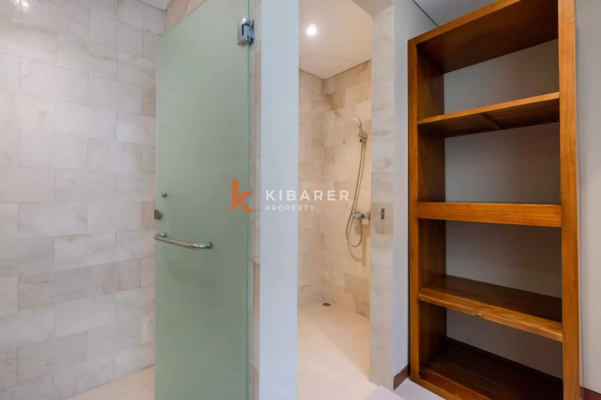 Vila Modern Tiga Kamar Tidur dengan Perabotan Menawan di Kerobokan