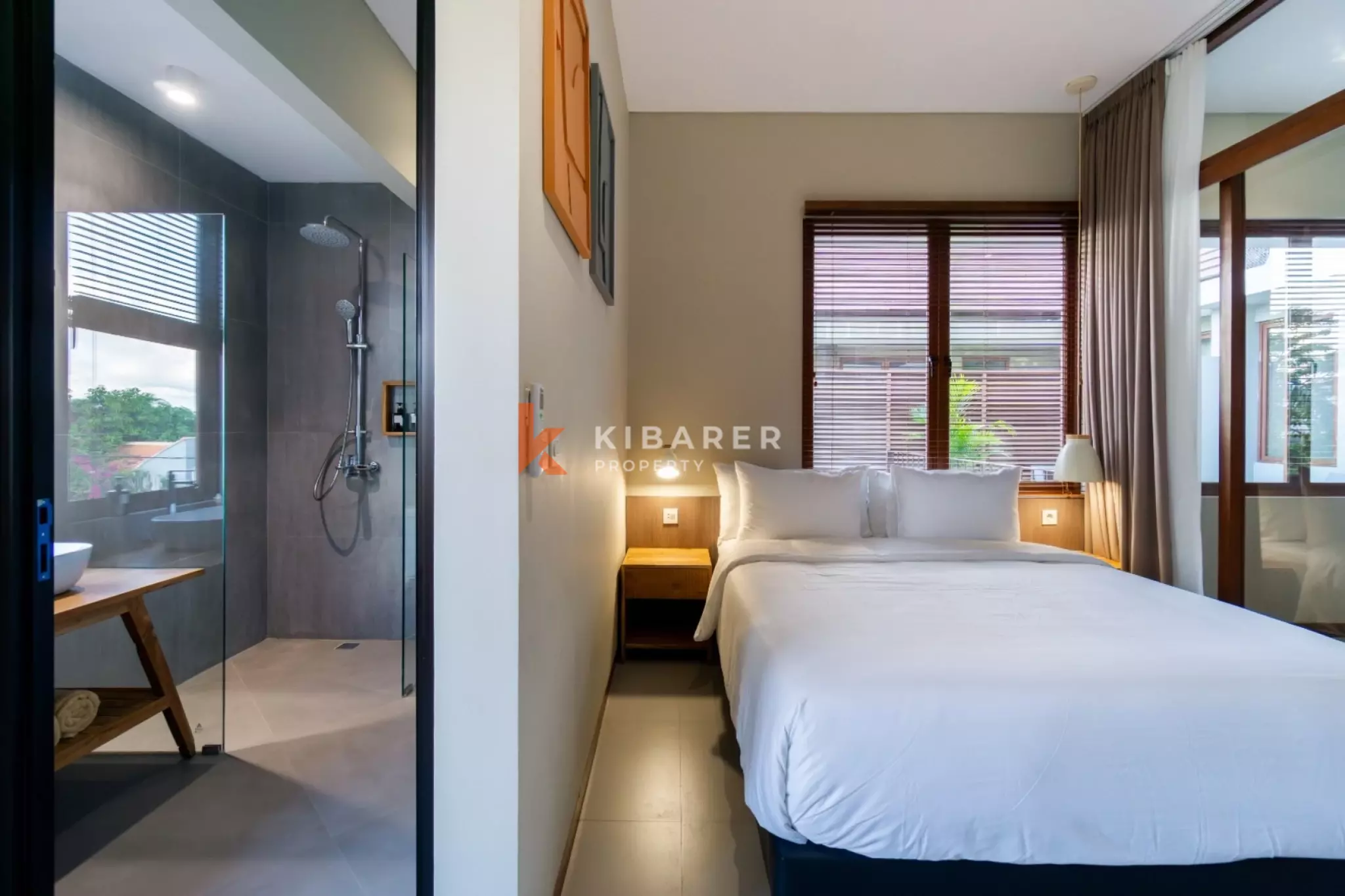 Vila Modern Tiga Kamar Tidur dengan Perabotan Menawan di Kerobokan