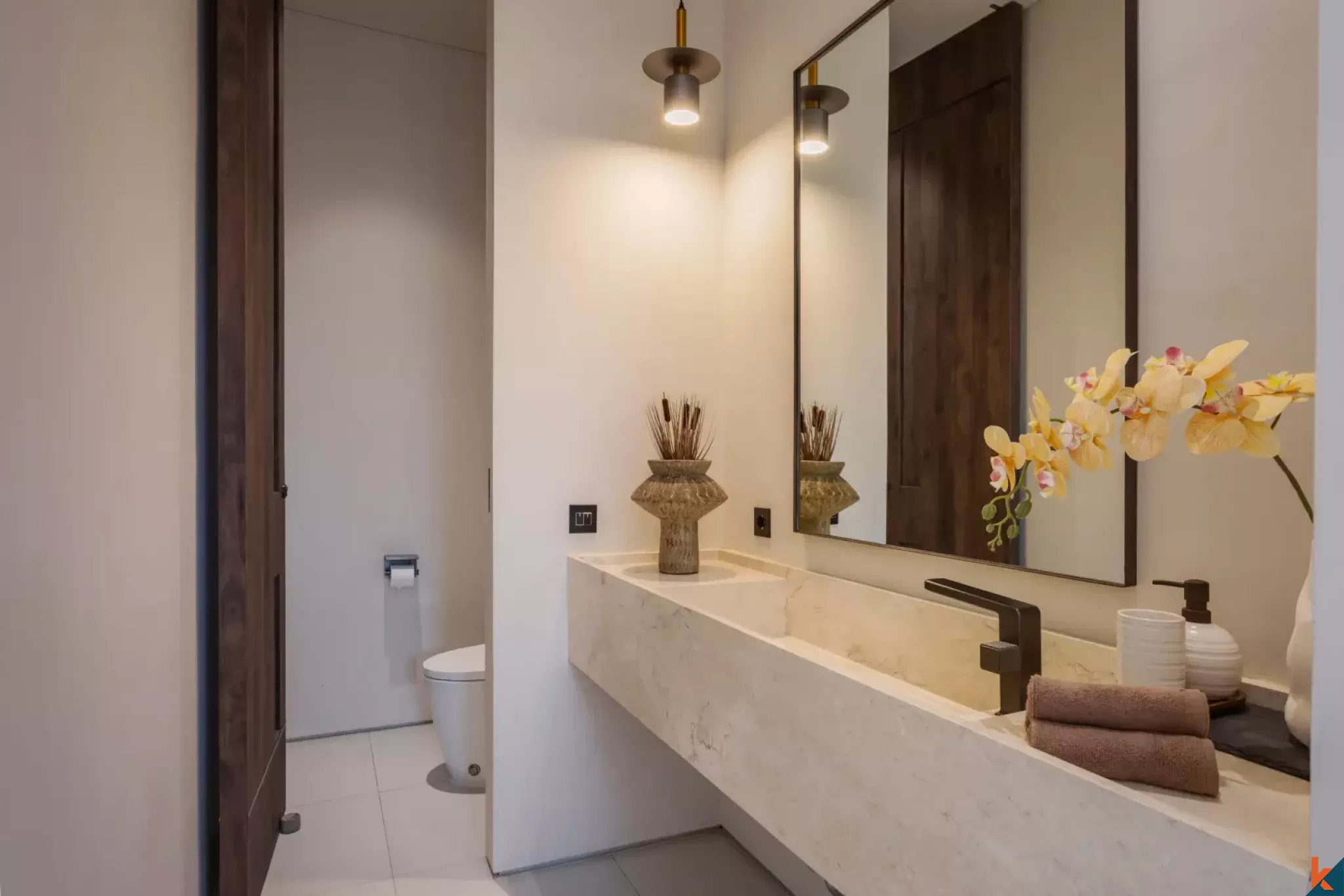 Rumah Townhouse Modern Dua Kamar Tidur dengan Status Hak Sewa di Kerobokan