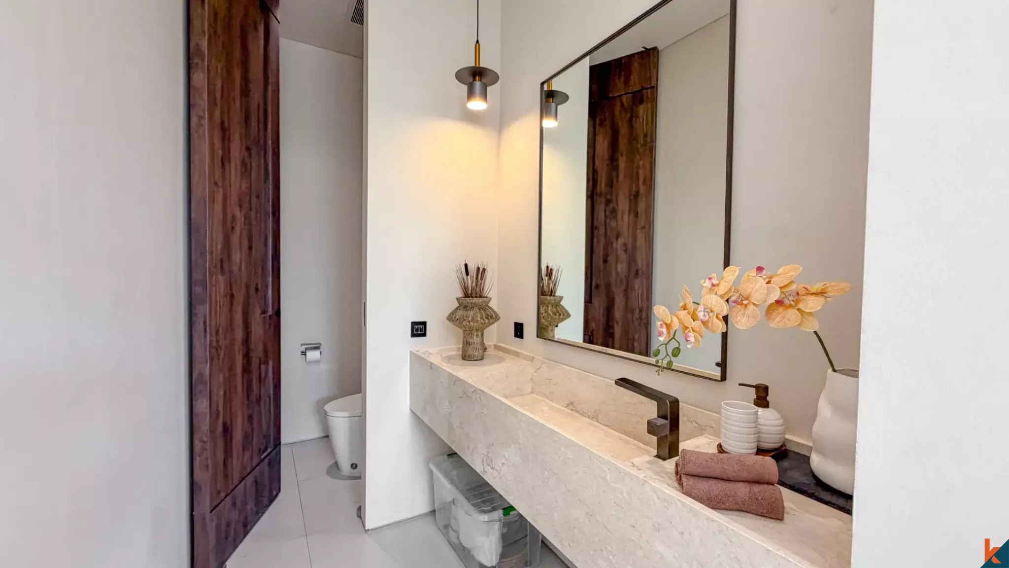 Rumah Townhouse Modern Dua Kamar Tidur dengan Status Hak Sewa di Kerobokan