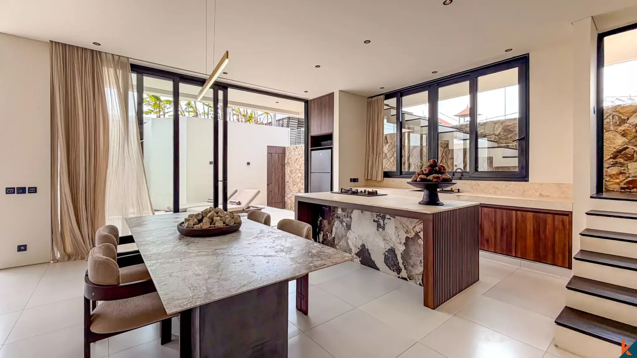 Rumah Townhouse Modern Dua Kamar Tidur dengan Status Hak Sewa di Kerobokan