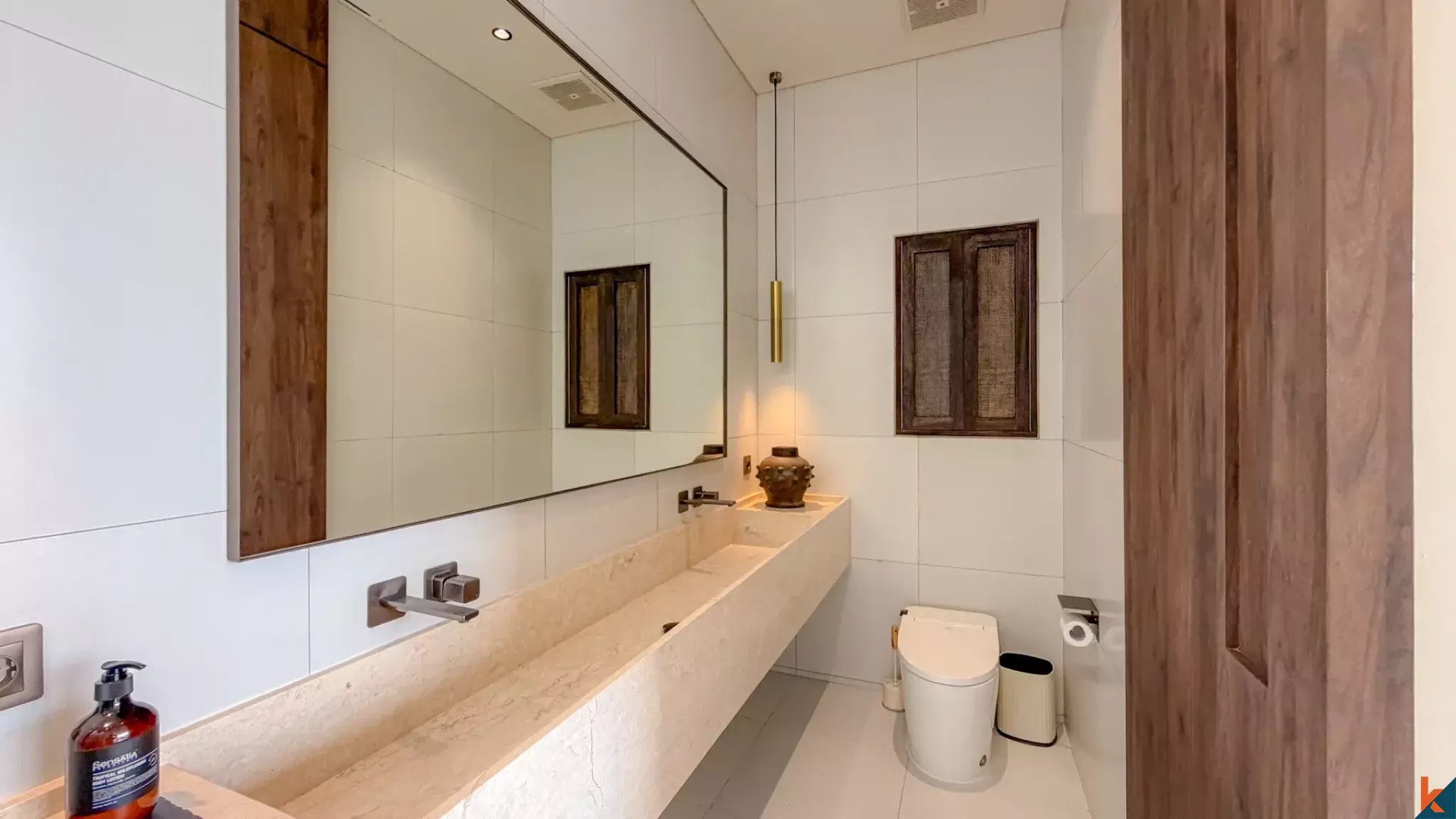 Rumah Townhouse Modern Dua Kamar Tidur dengan Status Hak Sewa di Kerobokan