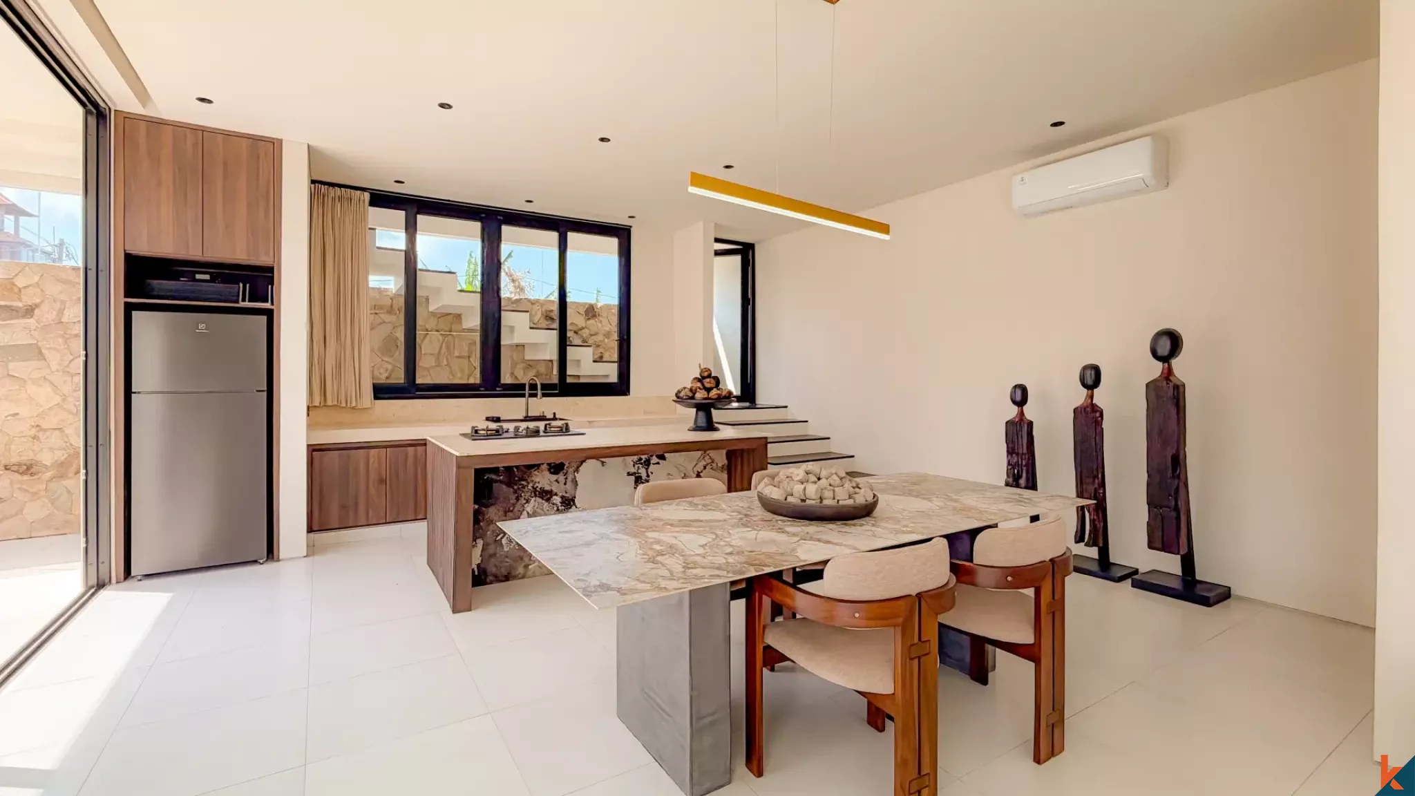 Rumah Townhouse Modern Dua Kamar Tidur dengan Status Hak Sewa di Kerobokan