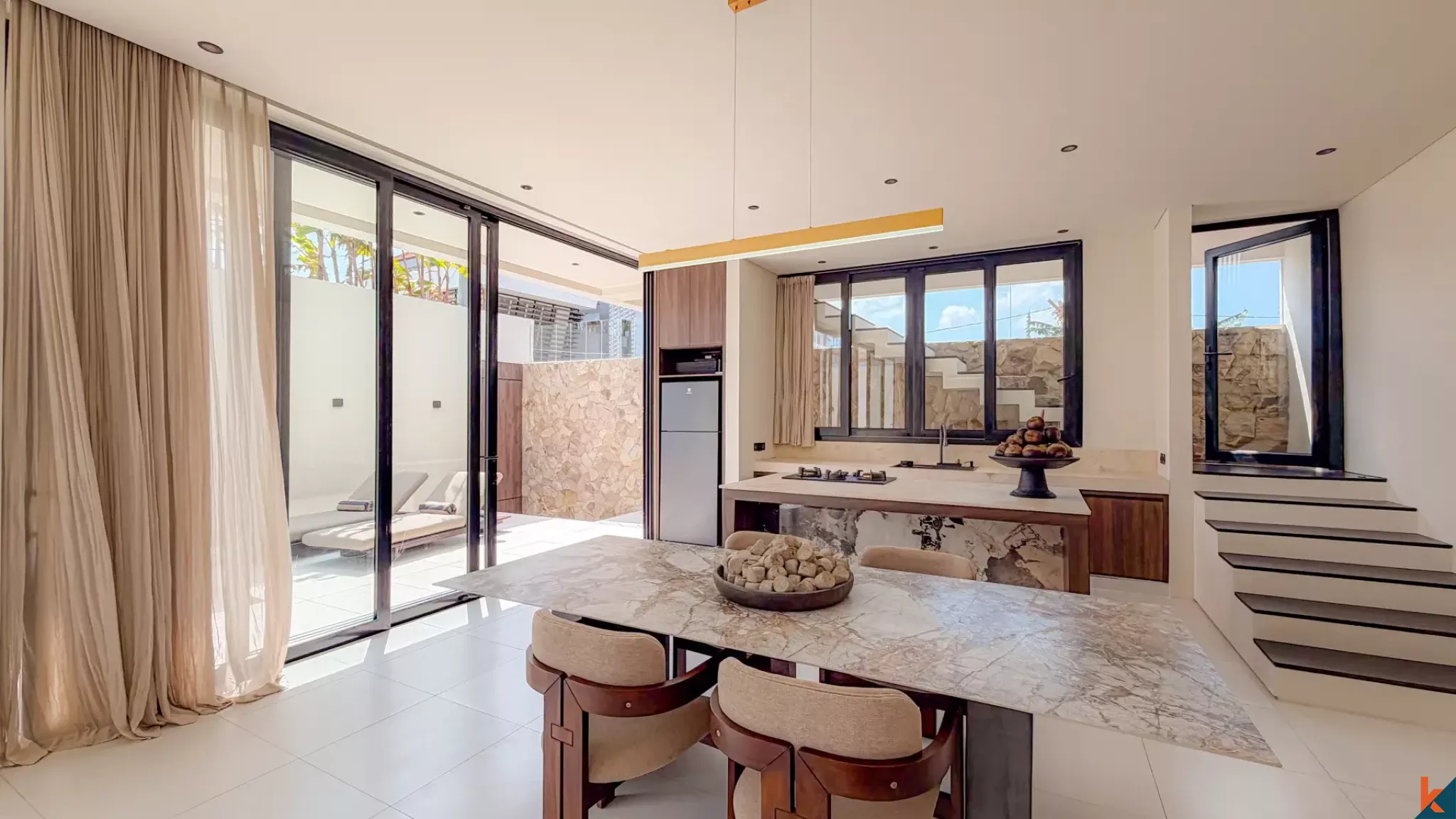 Rumah Townhouse Modern Dua Kamar Tidur dengan Status Hak Sewa di Kerobokan
