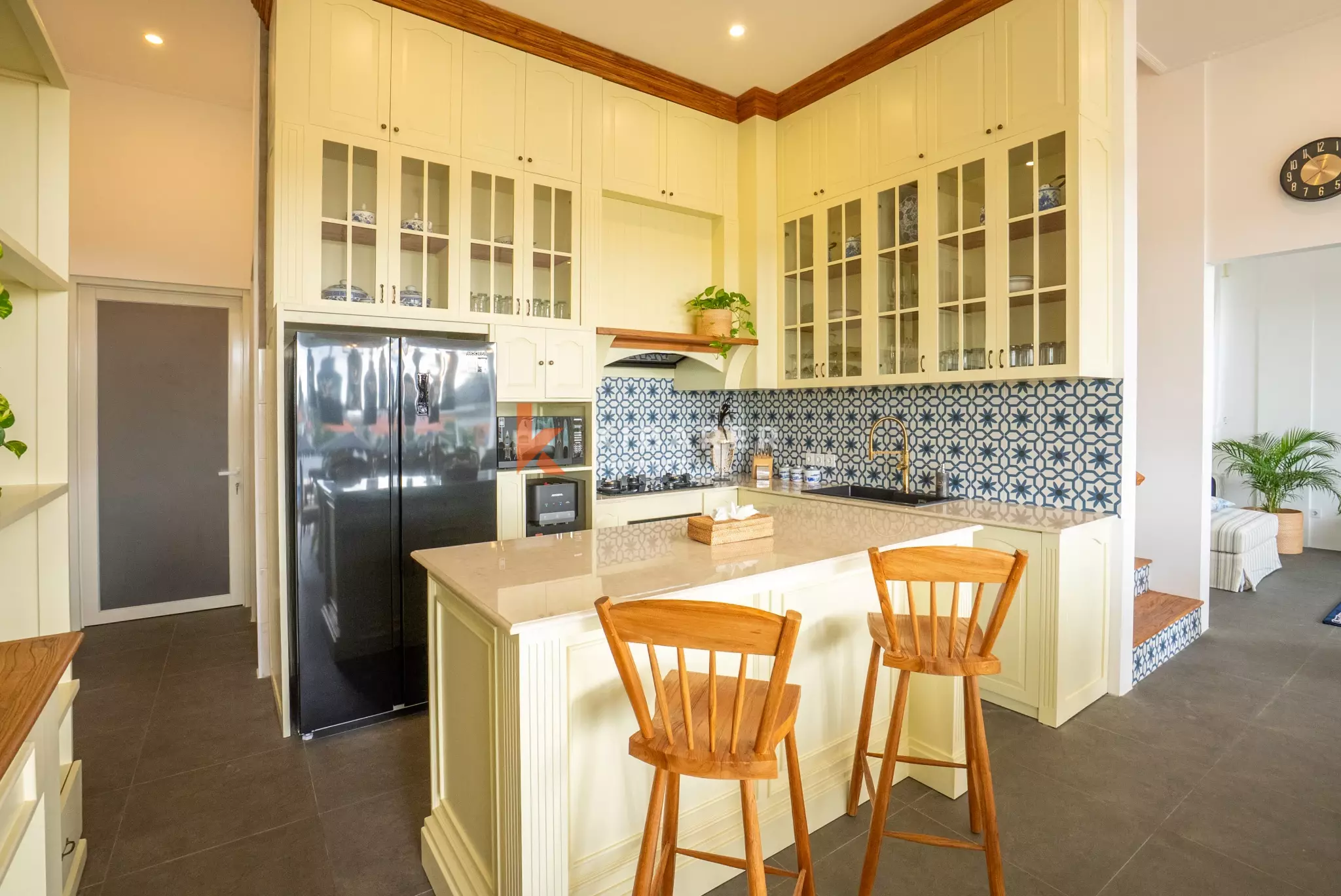 Impressive Six-Bedroom Luxury Villa with Spacious Poolside Living in Canggu