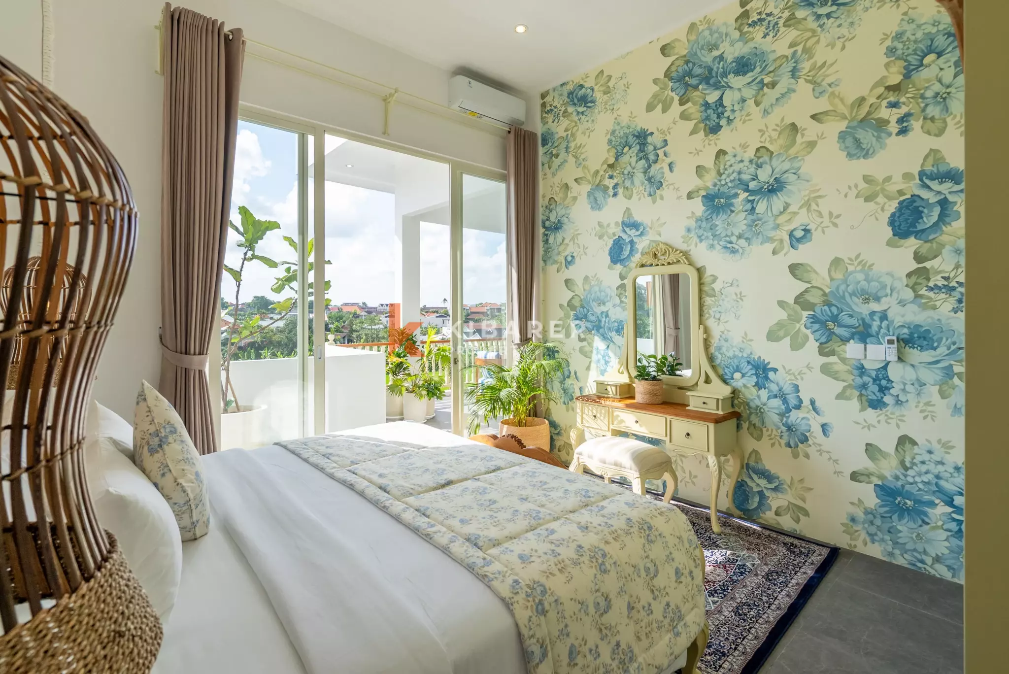 Impressive Six-Bedroom Luxury Villa with Spacious Poolside Living in Canggu