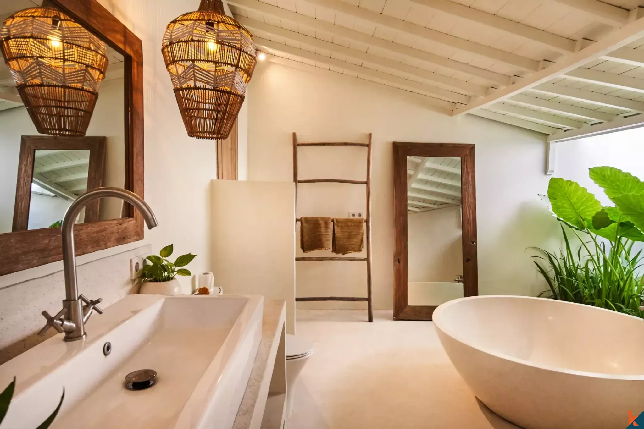 Gorgeous four bedrooms villa offering rare long lease in fashionable Umalas area
