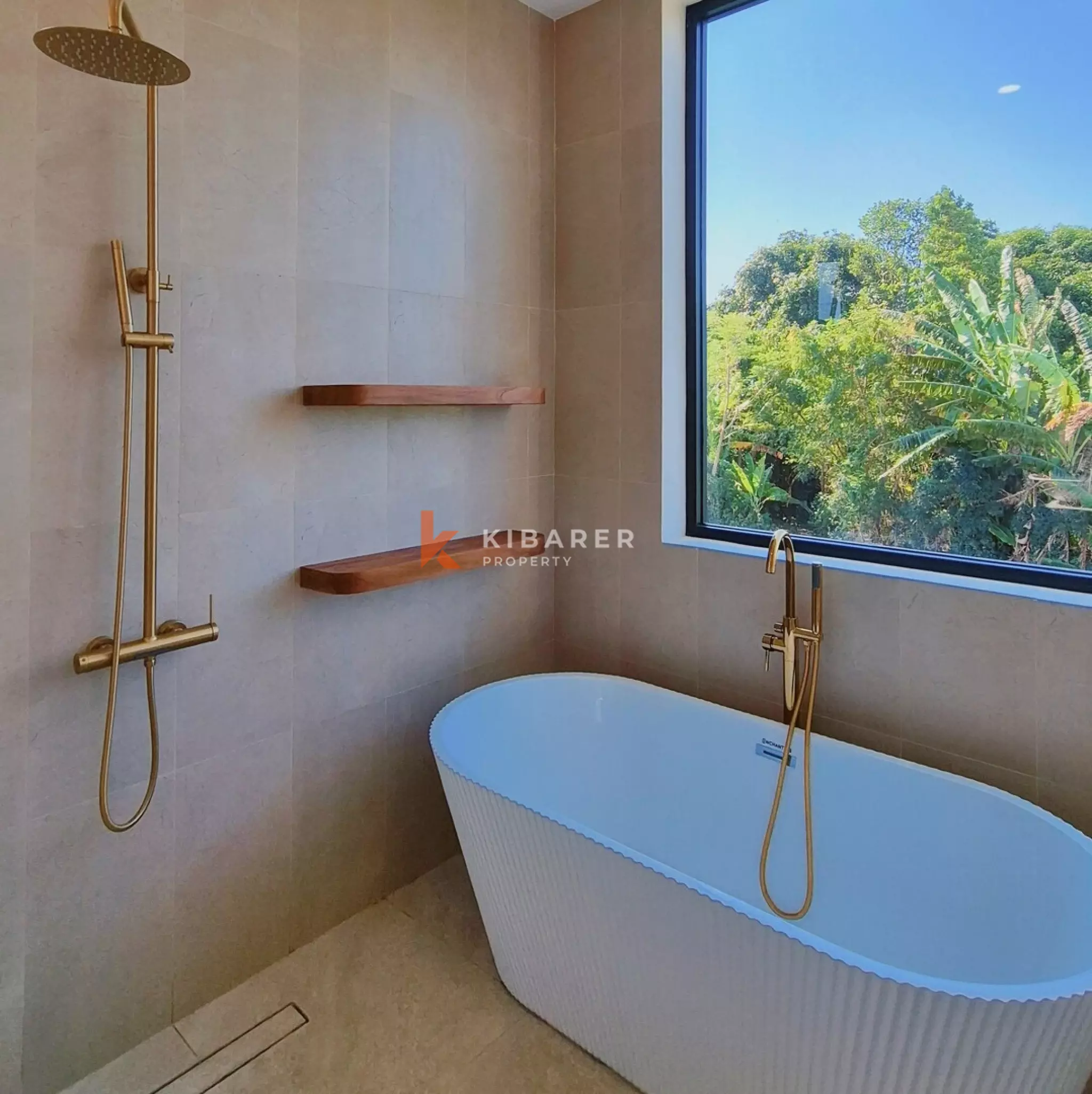 Oasis avec jardin et charme méditerranéen : villa de quatre chambres à Seminyak
