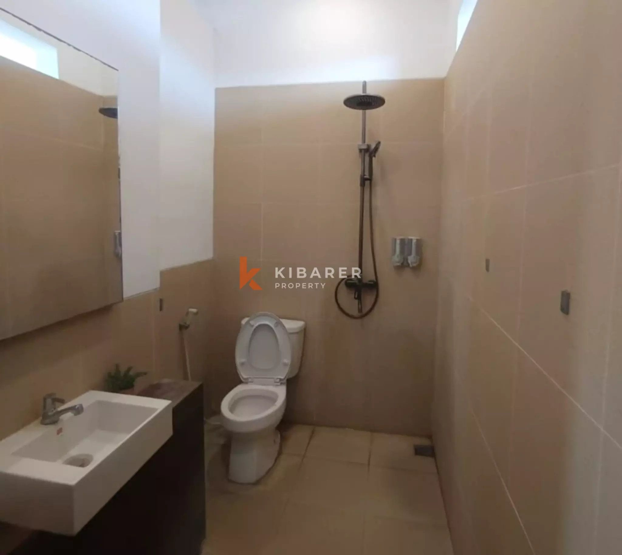 Villa minimaliste de deux chambres avec espace de vie ouvert et piscine à Seminyak