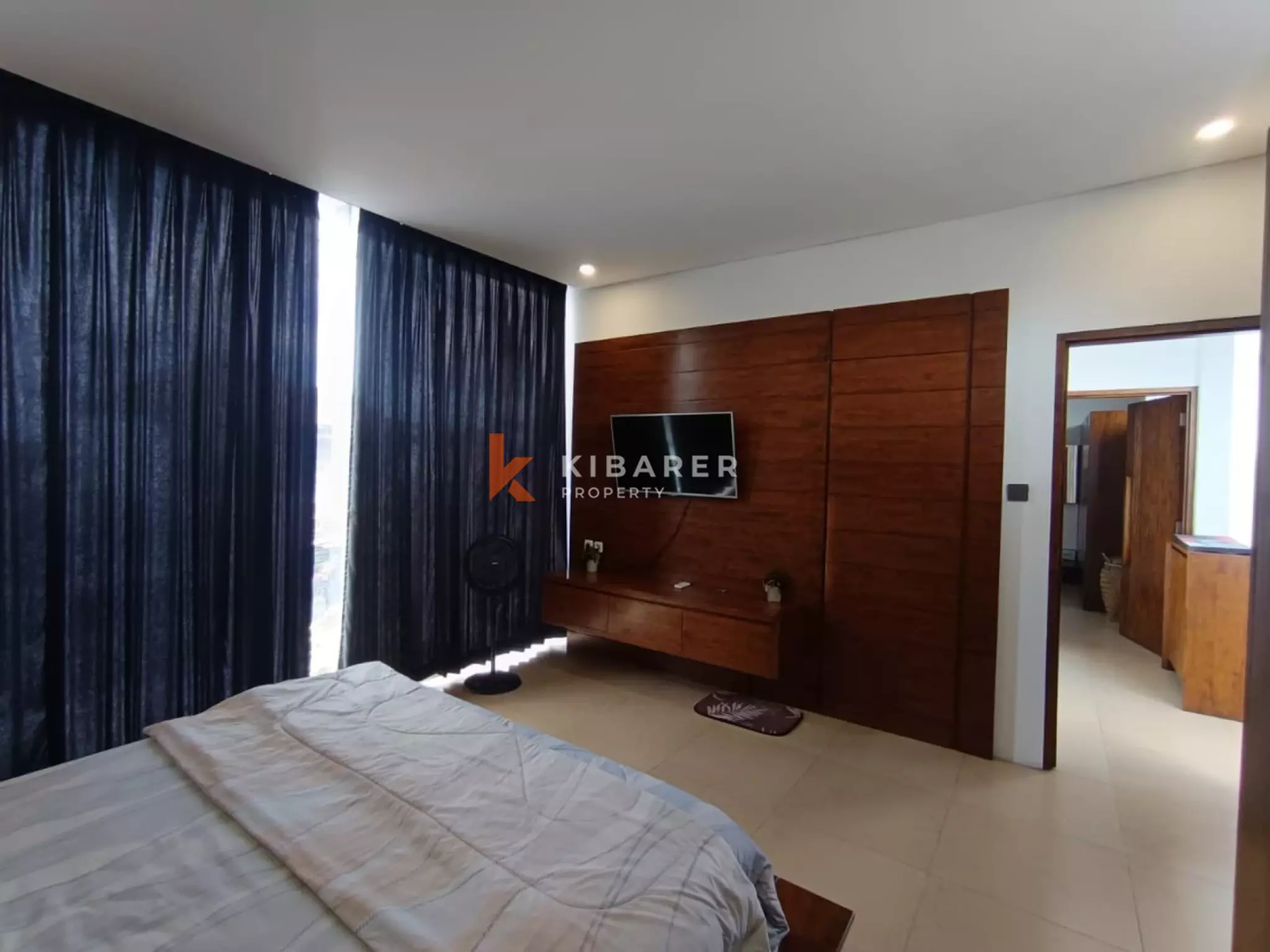 Villa minimaliste de deux chambres avec espace de vie ouvert et piscine à Seminyak