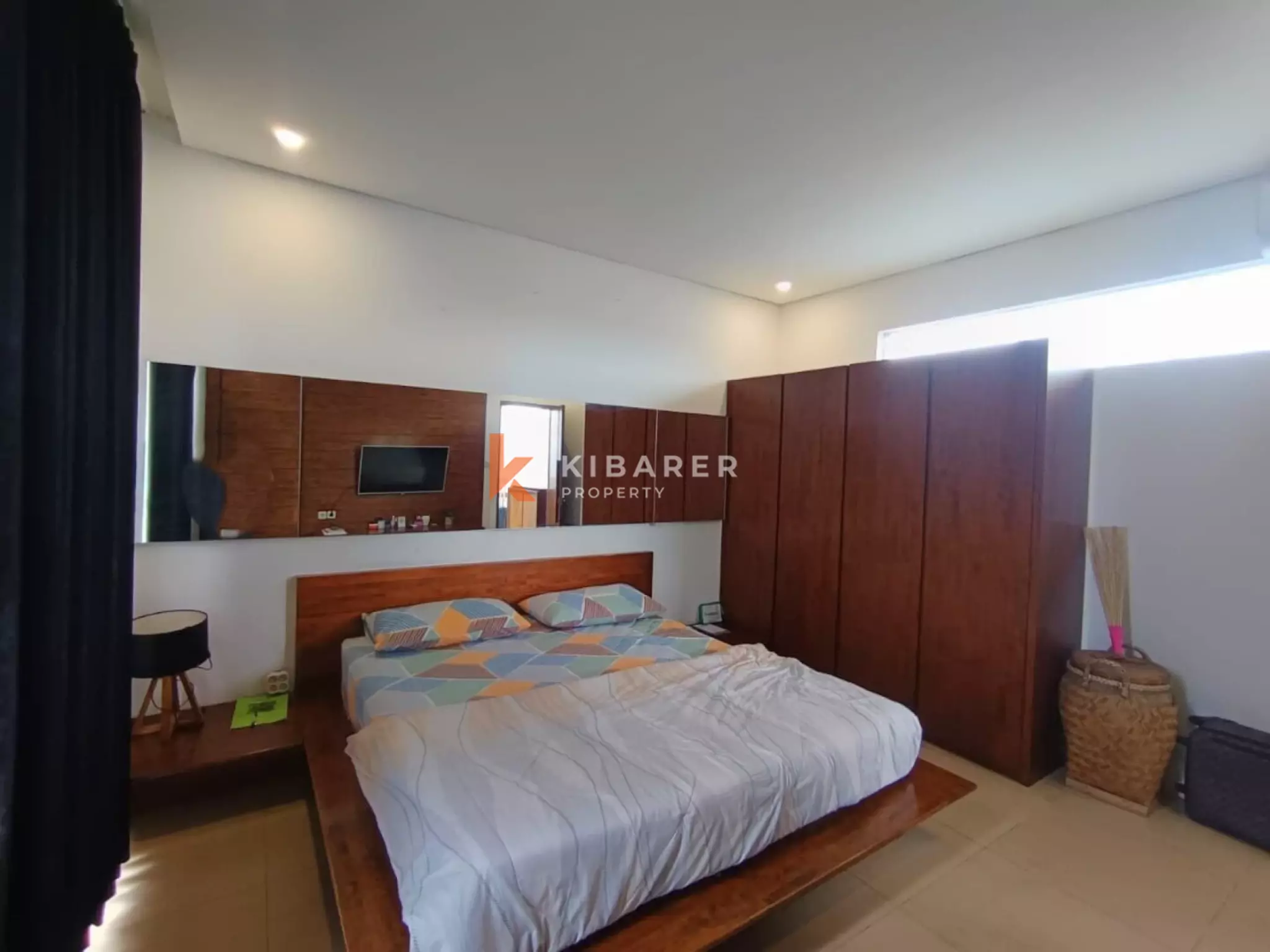 Villa minimaliste de deux chambres avec espace de vie ouvert et piscine à Seminyak
