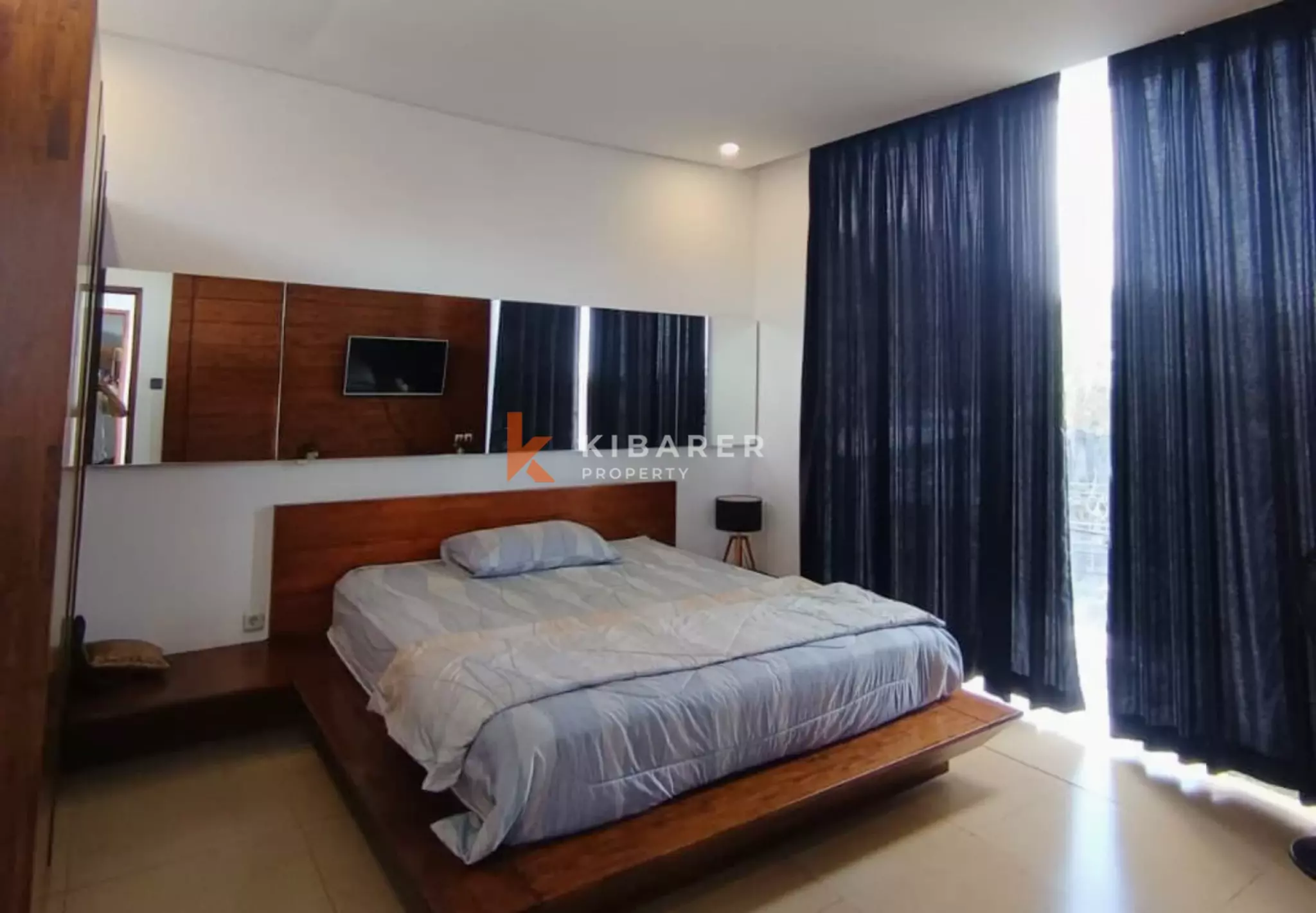 Villa minimaliste de deux chambres avec espace de vie ouvert et piscine à Seminyak