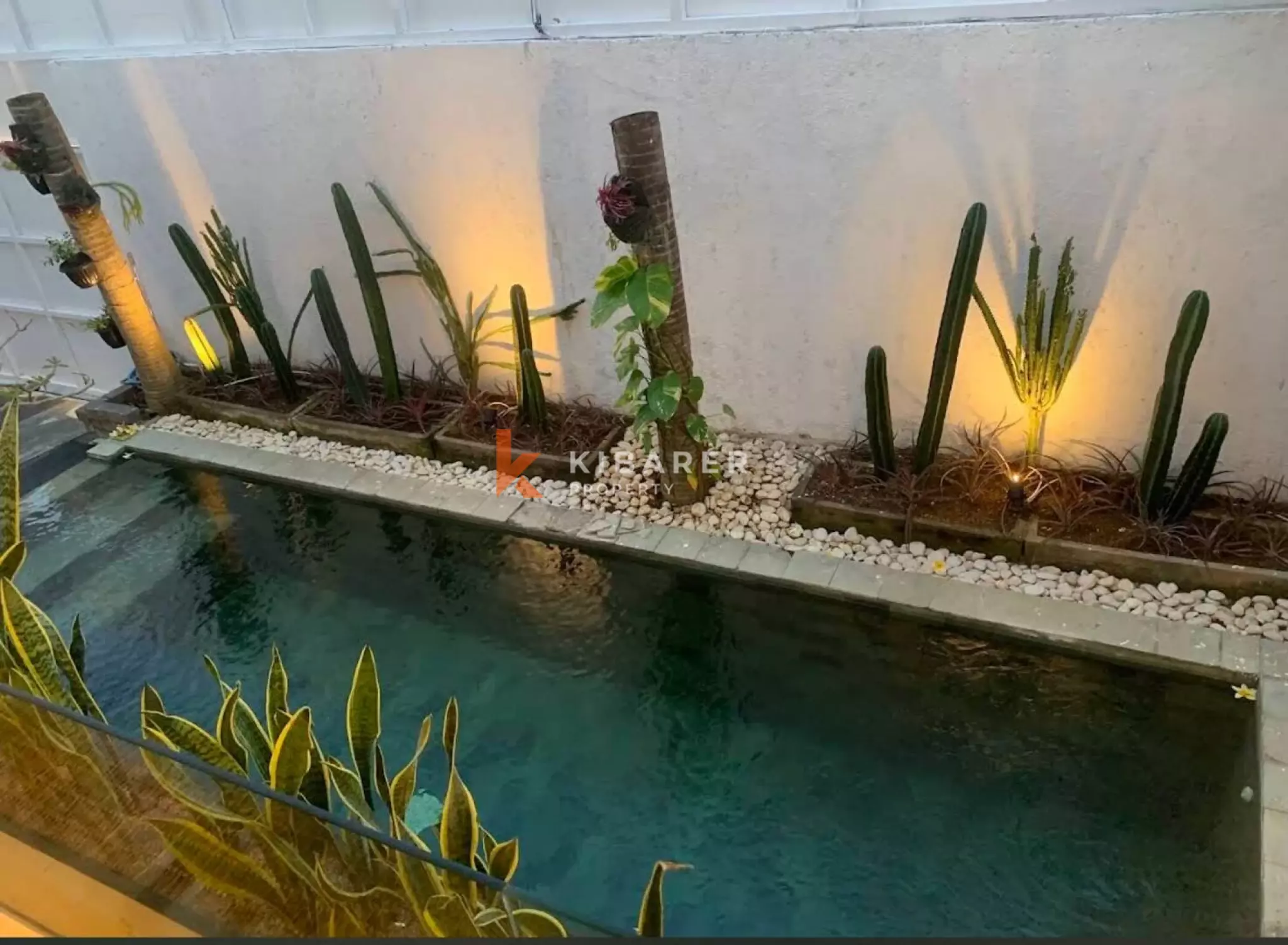 Villa minimaliste de deux chambres avec espace de vie ouvert et piscine à Seminyak
