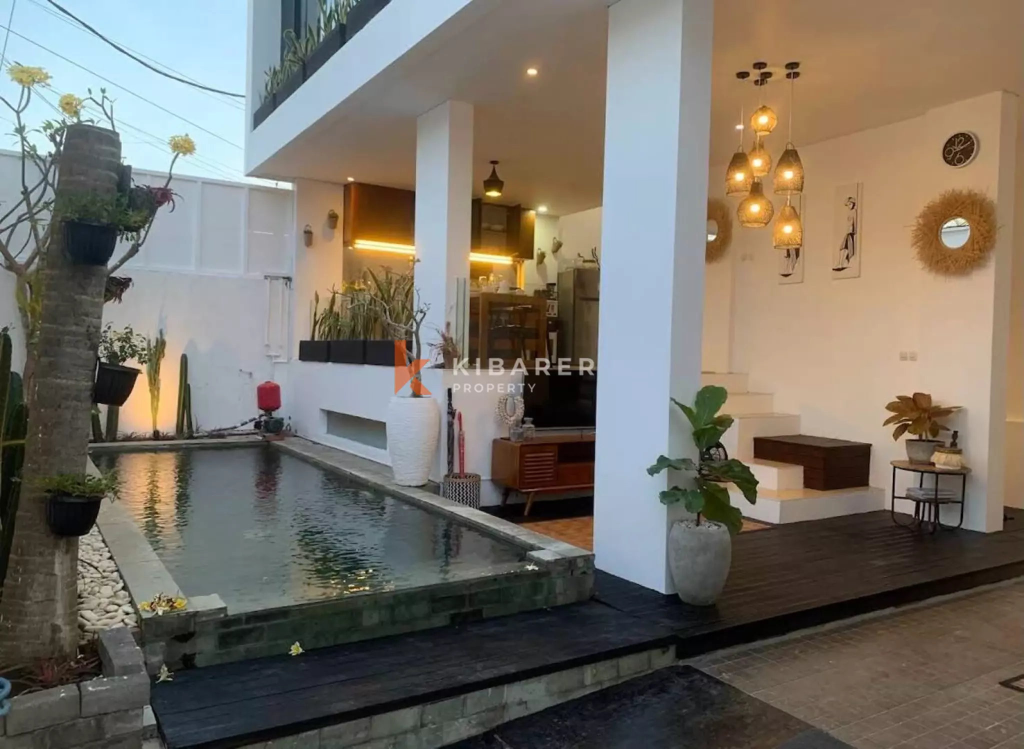 Villa minimaliste de deux chambres avec espace de vie ouvert et piscine à Seminyak