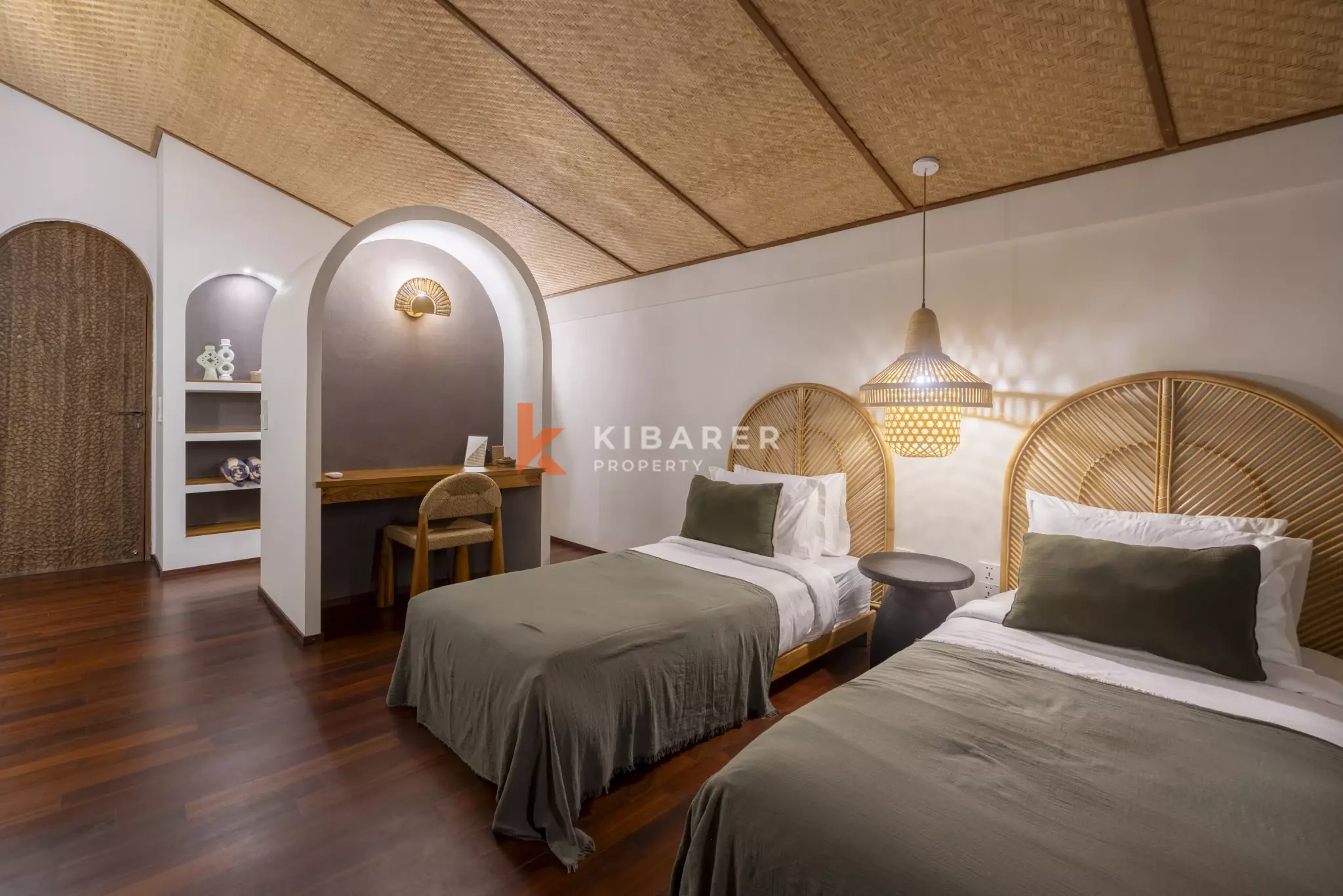Surga Tropis: Vila Tiga Kamar Tidur dengan Kolam Renang & Taman Pribadi di Kerobokan