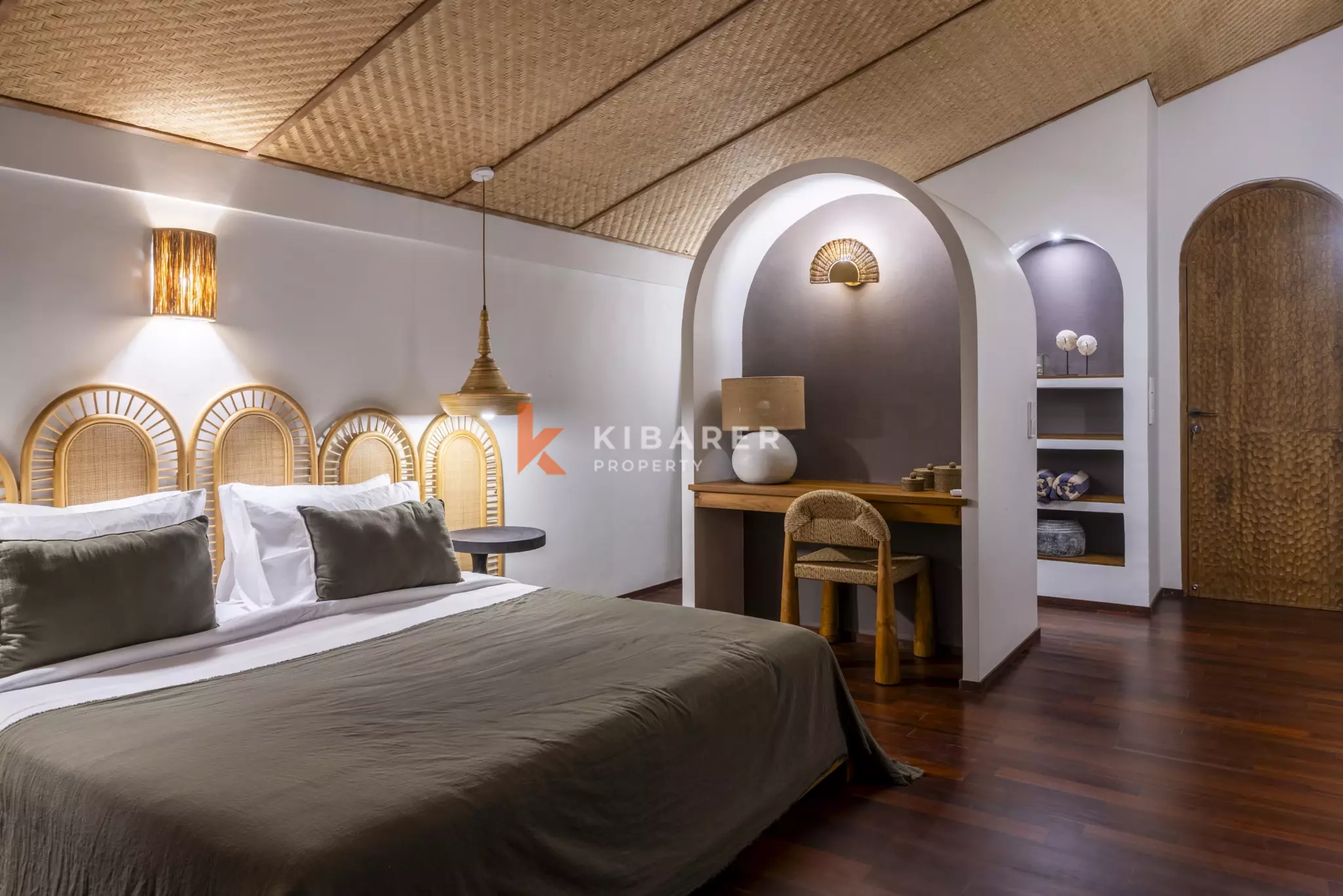 Surga Tropis: Vila Tiga Kamar Tidur dengan Kolam Renang & Taman Pribadi di Kerobokan
