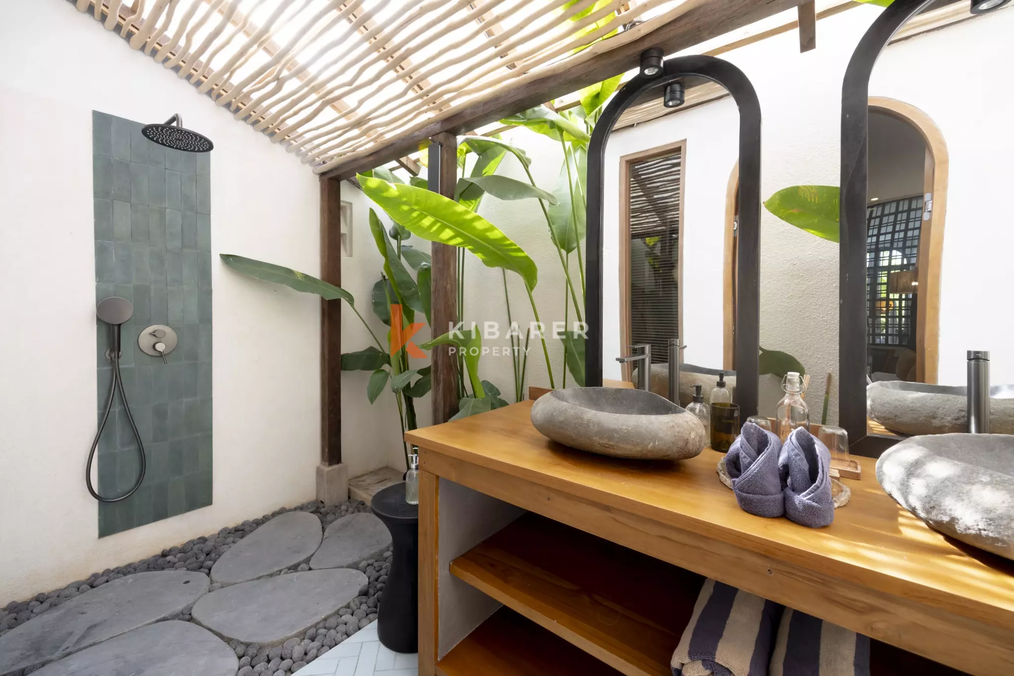 Surga Tropis: Vila Tiga Kamar Tidur dengan Kolam Renang & Taman Pribadi di Kerobokan