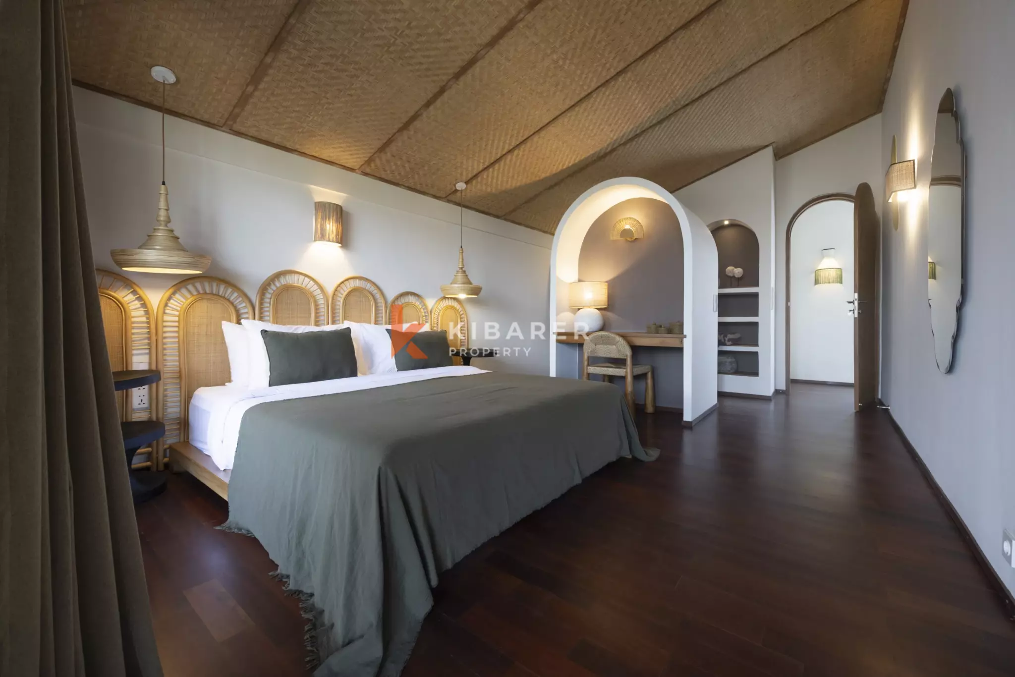 Surga Tropis: Vila Tiga Kamar Tidur dengan Kolam Renang & Taman Pribadi di Kerobokan