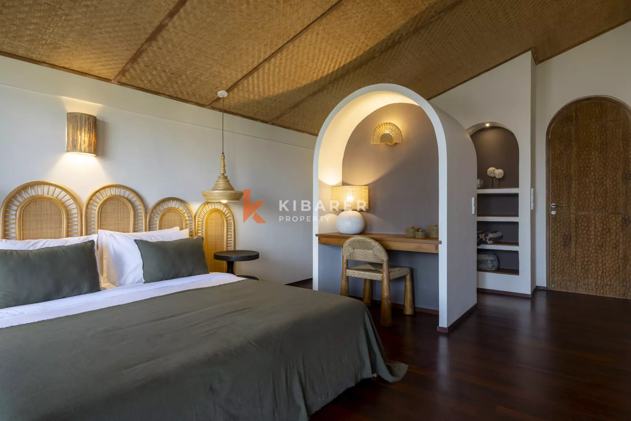 Surga Tropis: Vila Tiga Kamar Tidur dengan Kolam Renang & Taman Pribadi di Kerobokan